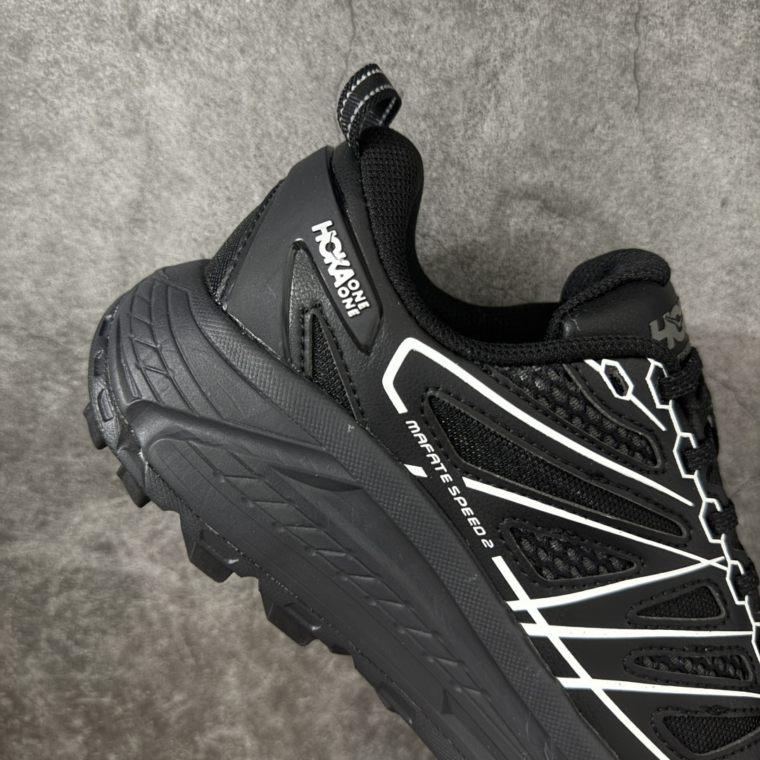 图片[7]-【纯原H版】HOKA ONE ONE Mafate Speed 2 Low CNY 玛法特2代系列低帮轻量户外越野休闲运动慢跑鞋 正确组合底 市场顶级版本 上脚赞到报爆 轻盈舒适 鞋面采用超轻的无缝架构 轻薄的TPU贴在透气的鞋面材料上 减轻重量同时也保证了支撑性 鞋底采用滚动平衡技术 引导跑者回归自然步态 祖传的神奇EVA材质中底依旧是一如既往地表现优秀 能提供充足的缓震 作为HOKA家的越野跑鞋 VIBRAM 橡胶大底也是必不可少的 即便在复杂湿滑的地形 依旧能有良好的抓地力及稳定性 鞋带采用了弹性不易松脱的扁宽弹性鞋带 前掌与中掌部分也进行了加宽 也更加适合亚洲人的脚型 是一款十分全面且足够强悍的户外硬核越野鞋 日常搭配的话短裤是基本不挑 阔腿裤 工装裤以及各种长筒牛仔裤都可以 尺码：36 36.5 37.5 38 38.5 39 40 40.5 41 42 42.5 43 44 44.5 45-选品中心