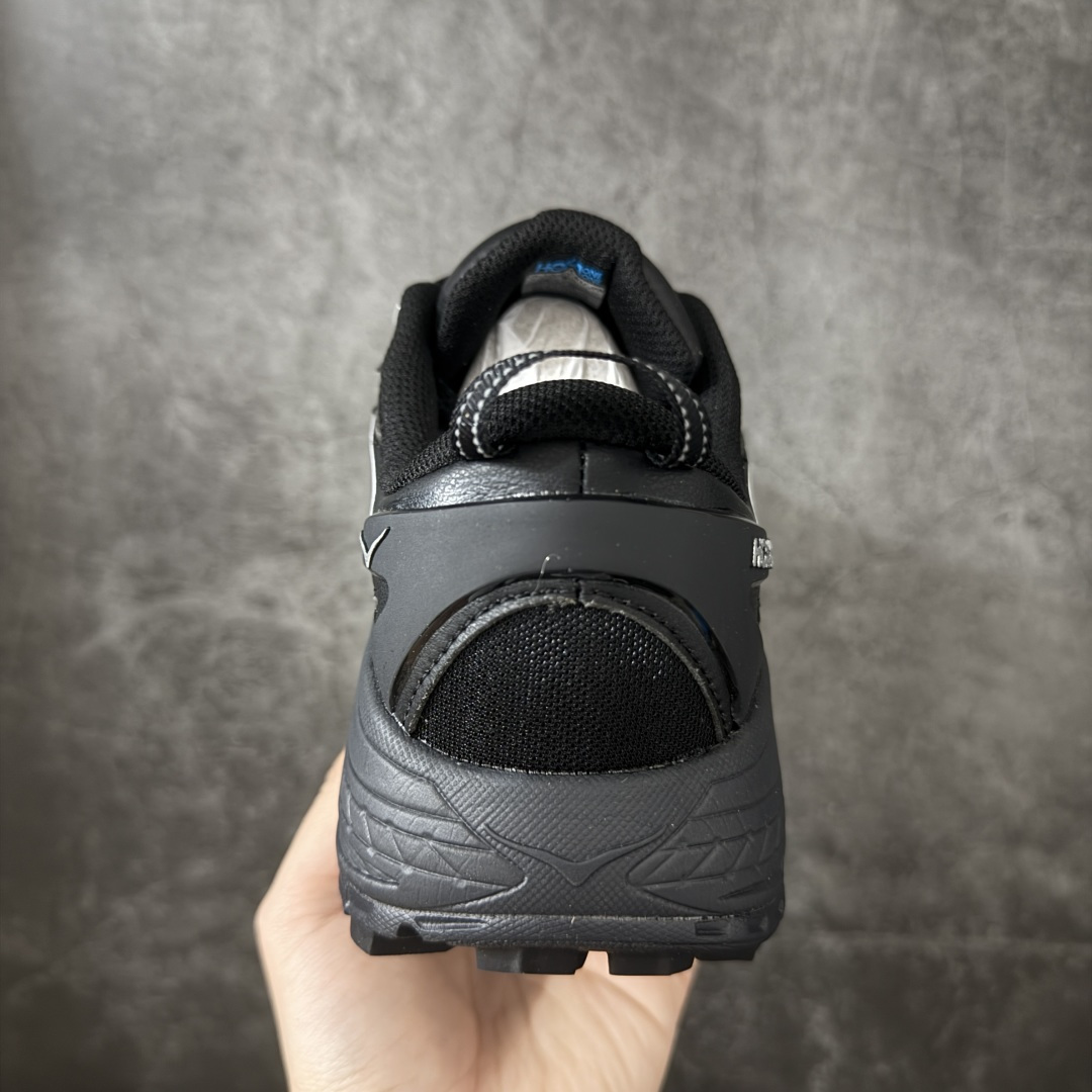 图片[4]-【纯原H版】HOKA ONE ONE Mafate Speed 2 Low CNY 玛法特2代系列低帮轻量户外越野休闲运动慢跑鞋 正确组合底 市场顶级版本 上脚赞到报爆 轻盈舒适 鞋面采用超轻的无缝架构 轻薄的TPU贴在透气的鞋面材料上 减轻重量同时也保证了支撑性 鞋底采用滚动平衡技术 引导跑者回归自然步态 祖传的神奇EVA材质中底依旧是一如既往地表现优秀 能提供充足的缓震 作为HOKA家的越野跑鞋 VIBRAM 橡胶大底也是必不可少的 即便在复杂湿滑的地形 依旧能有良好的抓地力及稳定性 鞋带采用了弹性不易松脱的扁宽弹性鞋带 前掌与中掌部分也进行了加宽 也更加适合亚洲人的脚型 是一款十分全面且足够强悍的户外硬核越野鞋 日常搭配的话短裤是基本不挑 阔腿裤 工装裤以及各种长筒牛仔裤都可以 尺码：36 36.5 37.5 38 38.5 39 40 40.5 41 42 42.5 43 44 44.5 45-选品中心