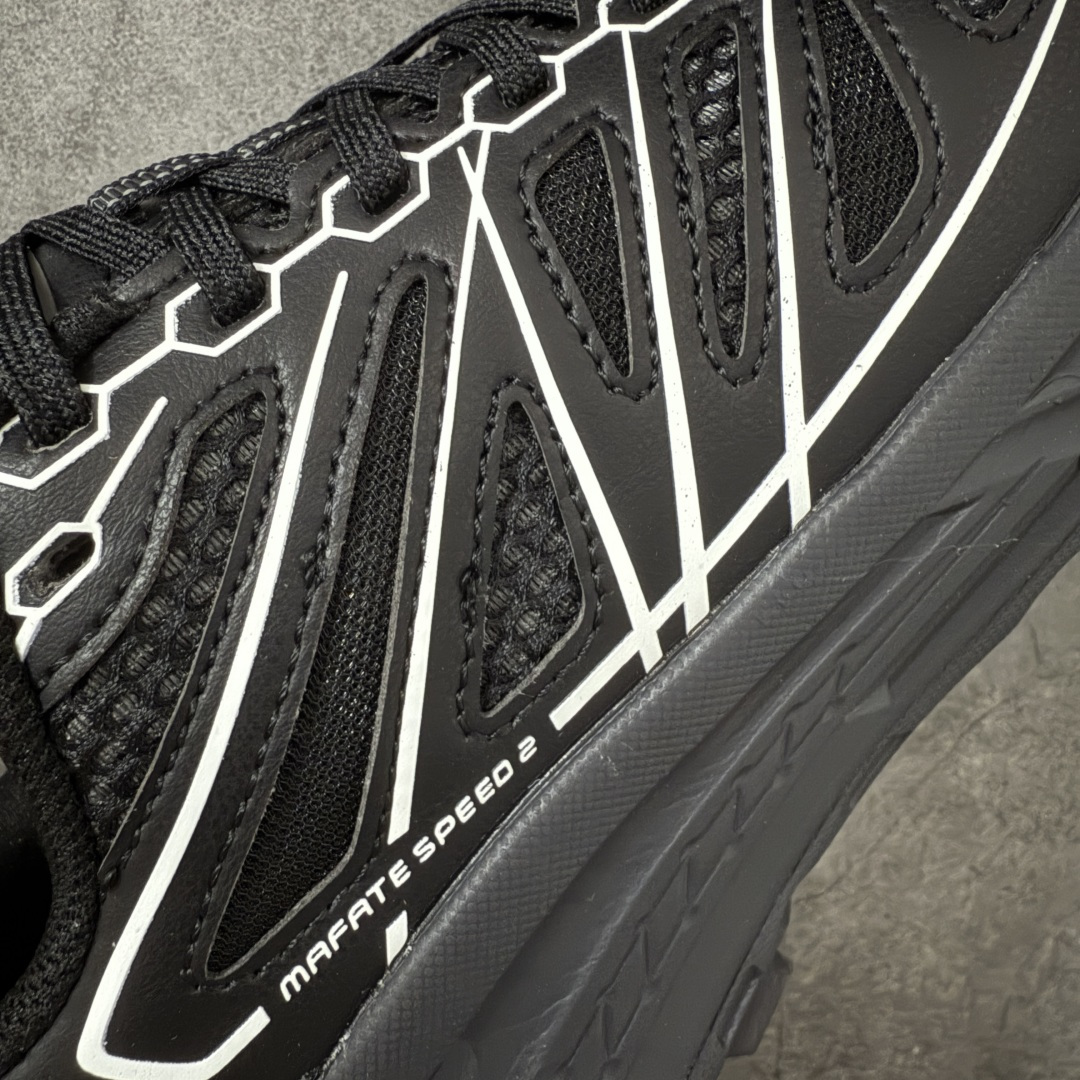 图片[5]-【纯原H版】HOKA ONE ONE Mafate Speed 2 Low CNY 玛法特2代系列低帮轻量户外越野休闲运动慢跑鞋 正确组合底 市场顶级版本 上脚赞到报爆 轻盈舒适 鞋面采用超轻的无缝架构 轻薄的TPU贴在透气的鞋面材料上 减轻重量同时也保证了支撑性 鞋底采用滚动平衡技术 引导跑者回归自然步态 祖传的神奇EVA材质中底依旧是一如既往地表现优秀 能提供充足的缓震 作为HOKA家的越野跑鞋 VIBRAM 橡胶大底也是必不可少的 即便在复杂湿滑的地形 依旧能有良好的抓地力及稳定性 鞋带采用了弹性不易松脱的扁宽弹性鞋带 前掌与中掌部分也进行了加宽 也更加适合亚洲人的脚型 是一款十分全面且足够强悍的户外硬核越野鞋 日常搭配的话短裤是基本不挑 阔腿裤 工装裤以及各种长筒牛仔裤都可以 尺码：36 36.5 37.5 38 38.5 39 40 40.5 41 42 42.5 43 44 44.5 45-选品中心