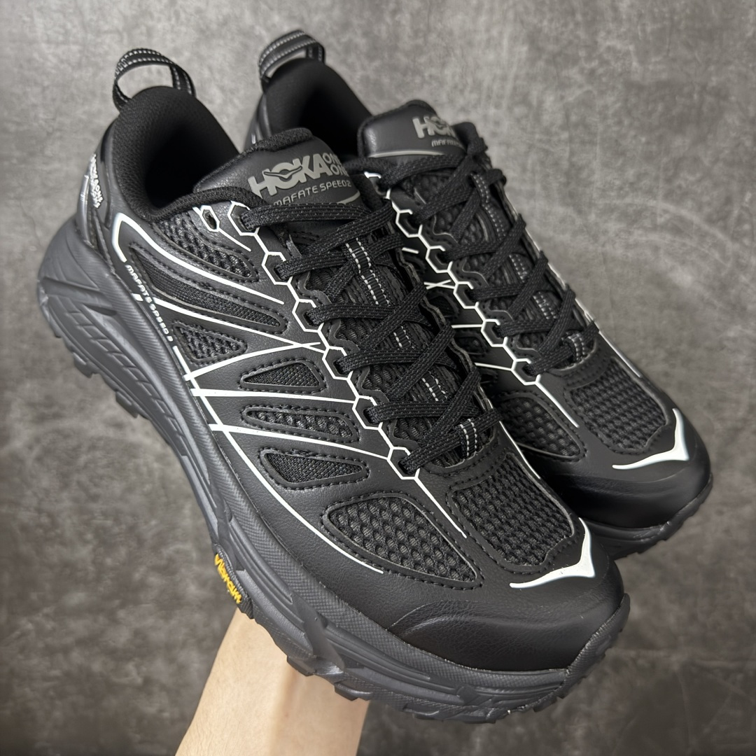 【纯原H版】HOKA ONE ONE Mafate Speed 2 Low CNY 玛法特2代系列低帮轻量户外越野休闲运动慢跑鞋 正确组合底 市场顶级版本 上脚赞到报爆 轻盈舒适 鞋面采用超轻的无缝架构 轻薄的TPU贴在透气的鞋面材料上 减轻重量同时也保证了支撑性 鞋底采用滚动平衡技术 引导跑者回归自然步态 祖传的神奇EVA材质中底依旧是一如既往地表现优秀 能提供充足的缓震 作为HOKA家的越野跑鞋 VIBRAM 橡胶大底也是必不可少的 即便在复杂湿滑的地形 依旧能有良好的抓地力及稳定性 鞋带采用了弹性不易松脱的扁宽弹性鞋带 前掌与中掌部分也进行了加宽 也更加适合亚洲人的脚型 是一款十分全面且足够强悍的户外硬核越野鞋 日常搭配的话短裤是基本不挑 阔腿裤 工装裤以及各种长筒牛仔裤都可以 尺码：36 36.5 37.5 38 38.5 39 40 40.5 41 42 42.5 43 44 44.5 45-选品中心
