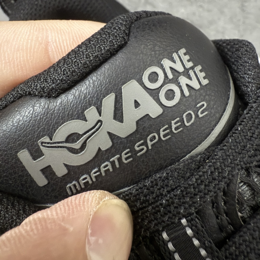 图片[8]-【纯原H版】HOKA ONE ONE Mafate Speed 2 Low CNY 玛法特2代系列低帮轻量户外越野休闲运动慢跑鞋 正确组合底 市场顶级版本 上脚赞到报爆 轻盈舒适 鞋面采用超轻的无缝架构 轻薄的TPU贴在透气的鞋面材料上 减轻重量同时也保证了支撑性 鞋底采用滚动平衡技术 引导跑者回归自然步态 祖传的神奇EVA材质中底依旧是一如既往地表现优秀 能提供充足的缓震 作为HOKA家的越野跑鞋 VIBRAM 橡胶大底也是必不可少的 即便在复杂湿滑的地形 依旧能有良好的抓地力及稳定性 鞋带采用了弹性不易松脱的扁宽弹性鞋带 前掌与中掌部分也进行了加宽 也更加适合亚洲人的脚型 是一款十分全面且足够强悍的户外硬核越野鞋 日常搭配的话短裤是基本不挑 阔腿裤 工装裤以及各种长筒牛仔裤都可以 尺码：36 36.5 37.5 38 38.5 39 40 40.5 41 42 42.5 43 44 44.5 45-选品中心