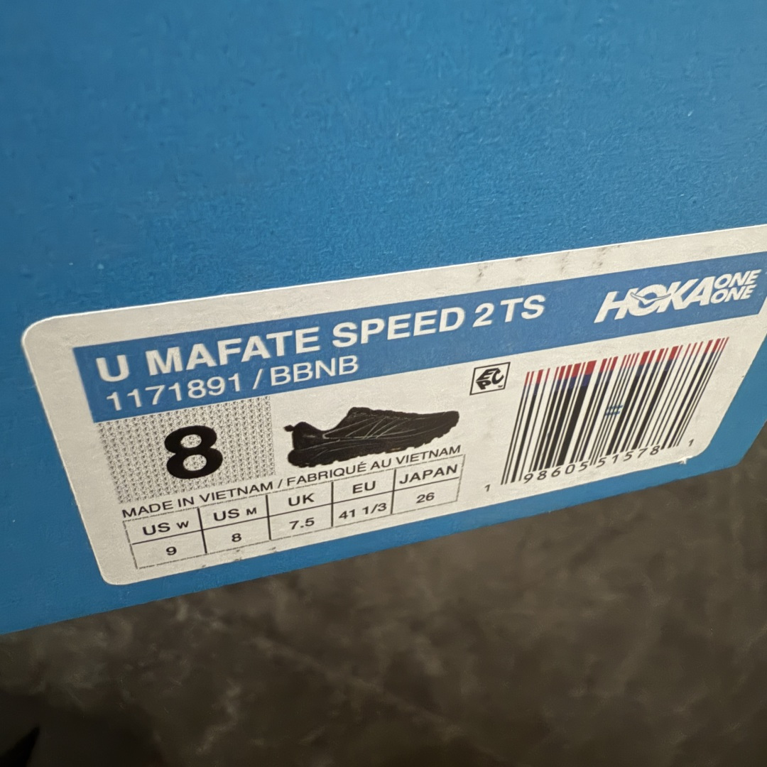 图片[13]-【纯原H版】HOKA ONE ONE Mafate Speed 2 Low CNY 玛法特2代系列低帮轻量户外越野休闲运动慢跑鞋 正确组合底 市场顶级版本 上脚赞到报爆 轻盈舒适 鞋面采用超轻的无缝架构 轻薄的TPU贴在透气的鞋面材料上 减轻重量同时也保证了支撑性 鞋底采用滚动平衡技术 引导跑者回归自然步态 祖传的神奇EVA材质中底依旧是一如既往地表现优秀 能提供充足的缓震 作为HOKA家的越野跑鞋 VIBRAM 橡胶大底也是必不可少的 即便在复杂湿滑的地形 依旧能有良好的抓地力及稳定性 鞋带采用了弹性不易松脱的扁宽弹性鞋带 前掌与中掌部分也进行了加宽 也更加适合亚洲人的脚型 是一款十分全面且足够强悍的户外硬核越野鞋 日常搭配的话短裤是基本不挑 阔腿裤 工装裤以及各种长筒牛仔裤都可以 尺码：36 36.5 37.5 38 38.5 39 40 40.5 41 42 42.5 43 44 44.5 45-选品中心