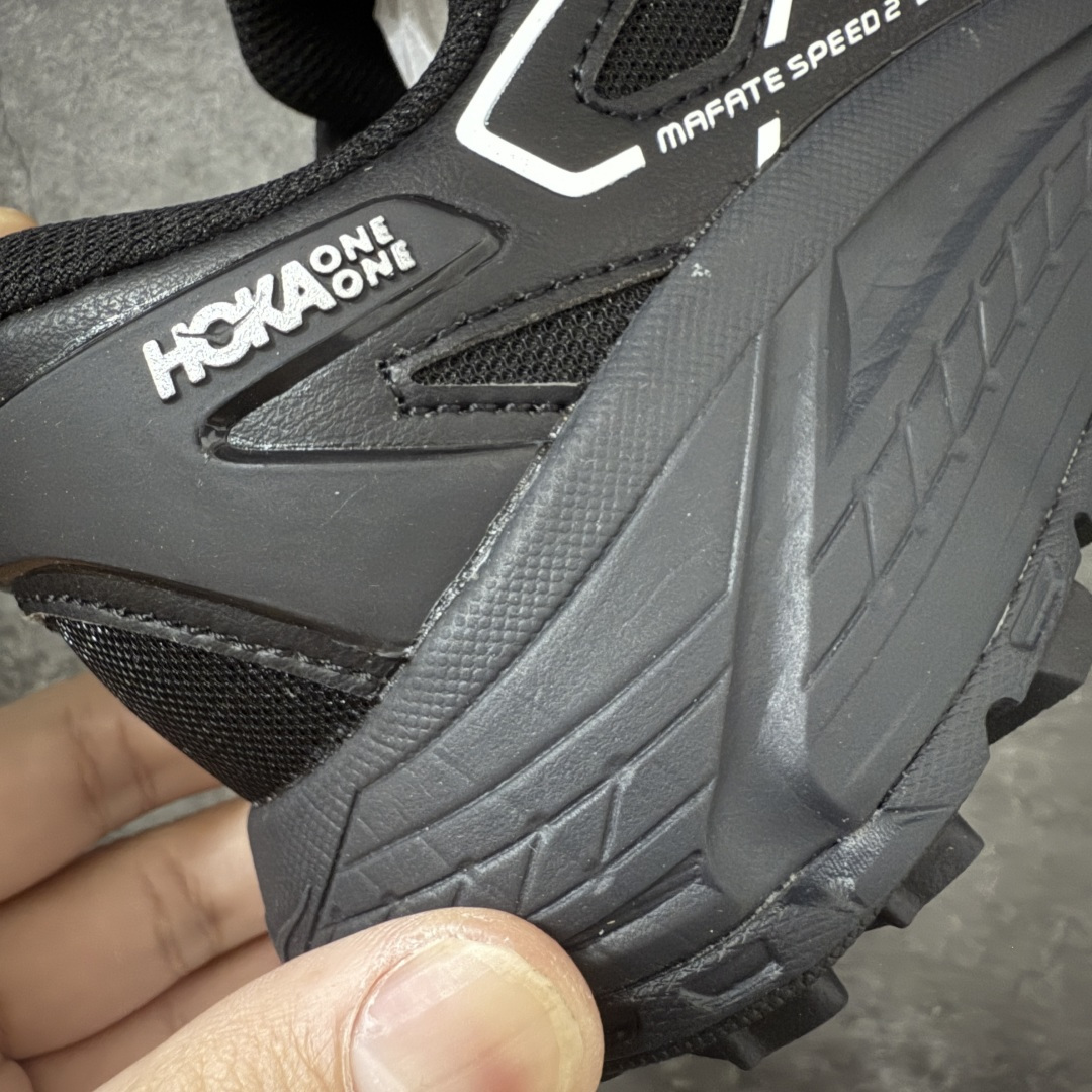 图片[4]-【纯原H版】HOKA ONE ONE Mafate Speed 2 Low CNY 玛法特2代系列低帮轻量户外越野休闲运动慢跑鞋 正确组合底 市场顶级版本 上脚赞到报爆 轻盈舒适 鞋面采用超轻的无缝架构 轻薄的TPU贴在透气的鞋面材料上 减轻重量同时也保证了支撑性 鞋底采用滚动平衡技术 引导跑者回归自然步态 祖传的神奇EVA材质中底依旧是一如既往地表现优秀 能提供充足的缓震 作为HOKA家的越野跑鞋 VIBRAM 橡胶大底也是必不可少的 即便在复杂湿滑的地形 依旧能有良好的抓地力及稳定性 鞋带采用了弹性不易松脱的扁宽弹性鞋带 前掌与中掌部分也进行了加宽 也更加适合亚洲人的脚型 是一款十分全面且足够强悍的户外硬核越野鞋 日常搭配的话短裤是基本不挑 阔腿裤 工装裤以及各种长筒牛仔裤都可以 尺码：36 36.5 37.5 38 38.5 39 40 40.5 41 42 42.5 43 44 44.5 45-选品中心