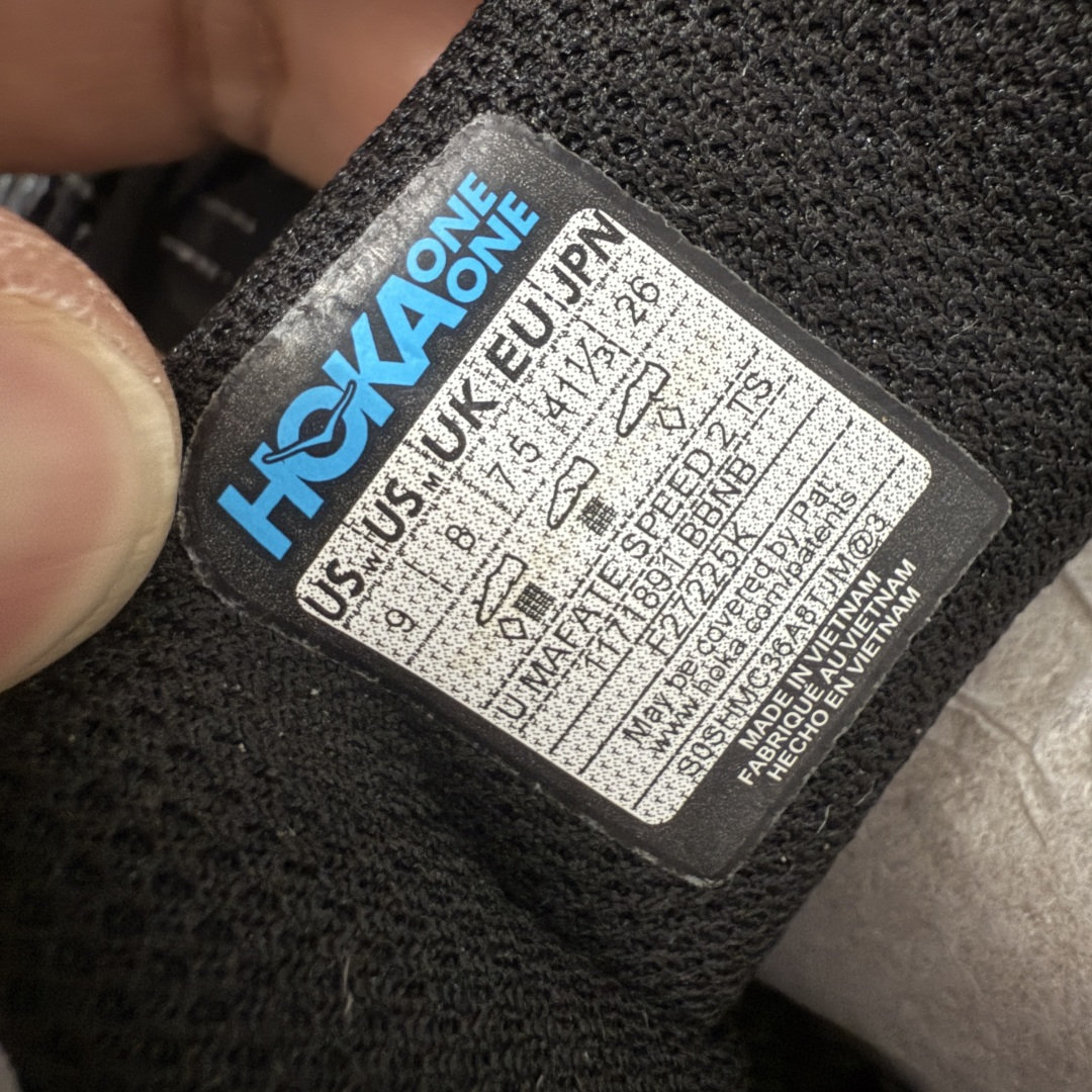 图片[9]-【纯原H版】HOKA ONE ONE Mafate Speed 2 Low CNY 玛法特2代系列低帮轻量户外越野休闲运动慢跑鞋 正确组合底 市场顶级版本 上脚赞到报爆 轻盈舒适 鞋面采用超轻的无缝架构 轻薄的TPU贴在透气的鞋面材料上 减轻重量同时也保证了支撑性 鞋底采用滚动平衡技术 引导跑者回归自然步态 祖传的神奇EVA材质中底依旧是一如既往地表现优秀 能提供充足的缓震 作为HOKA家的越野跑鞋 VIBRAM 橡胶大底也是必不可少的 即便在复杂湿滑的地形 依旧能有良好的抓地力及稳定性 鞋带采用了弹性不易松脱的扁宽弹性鞋带 前掌与中掌部分也进行了加宽 也更加适合亚洲人的脚型 是一款十分全面且足够强悍的户外硬核越野鞋 日常搭配的话短裤是基本不挑 阔腿裤 工装裤以及各种长筒牛仔裤都可以 尺码：36 36.5 37.5 38 38.5 39 40 40.5 41 42 42.5 43 44 44.5 45-选品中心
