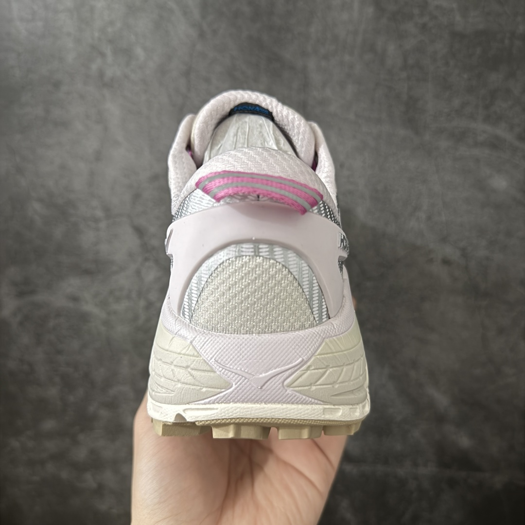 图片[4]-【纯原H版】HOKA ONE ONE Mafate Speed 2 Low 玛法特2代系列低帮轻量户外越野休闲运动慢跑鞋 正确组合底 市场顶级版本 上脚赞到报爆 轻盈舒适 鞋面采用超轻的无缝架构 轻薄的TPU贴在透气的鞋面材料上 减轻重量同时也保证了支撑性 鞋底采用滚动平衡技术 引导跑者回归自然步态 祖传的神奇EVA材质中底依旧是一如既往地表现优秀 能提供充足的缓震 作为HOKA家的越野跑鞋 VIBRAM 橡胶大底也是必不可少的 即便在复杂湿滑的地形 依旧能有良好的抓地力及稳定性 鞋带采用了弹性不易松脱的扁宽弹性鞋带 前掌与中掌部分也进行了加宽 也更加适合亚洲人的脚型 是一款十分全面且足够强悍的户外硬核越野鞋 日常搭配的话短裤是基本不挑 阔腿裤 工装裤以及各种长筒牛仔裤都可以 尺码：36 36.5 37.5 38 38.5 39 40-选品中心