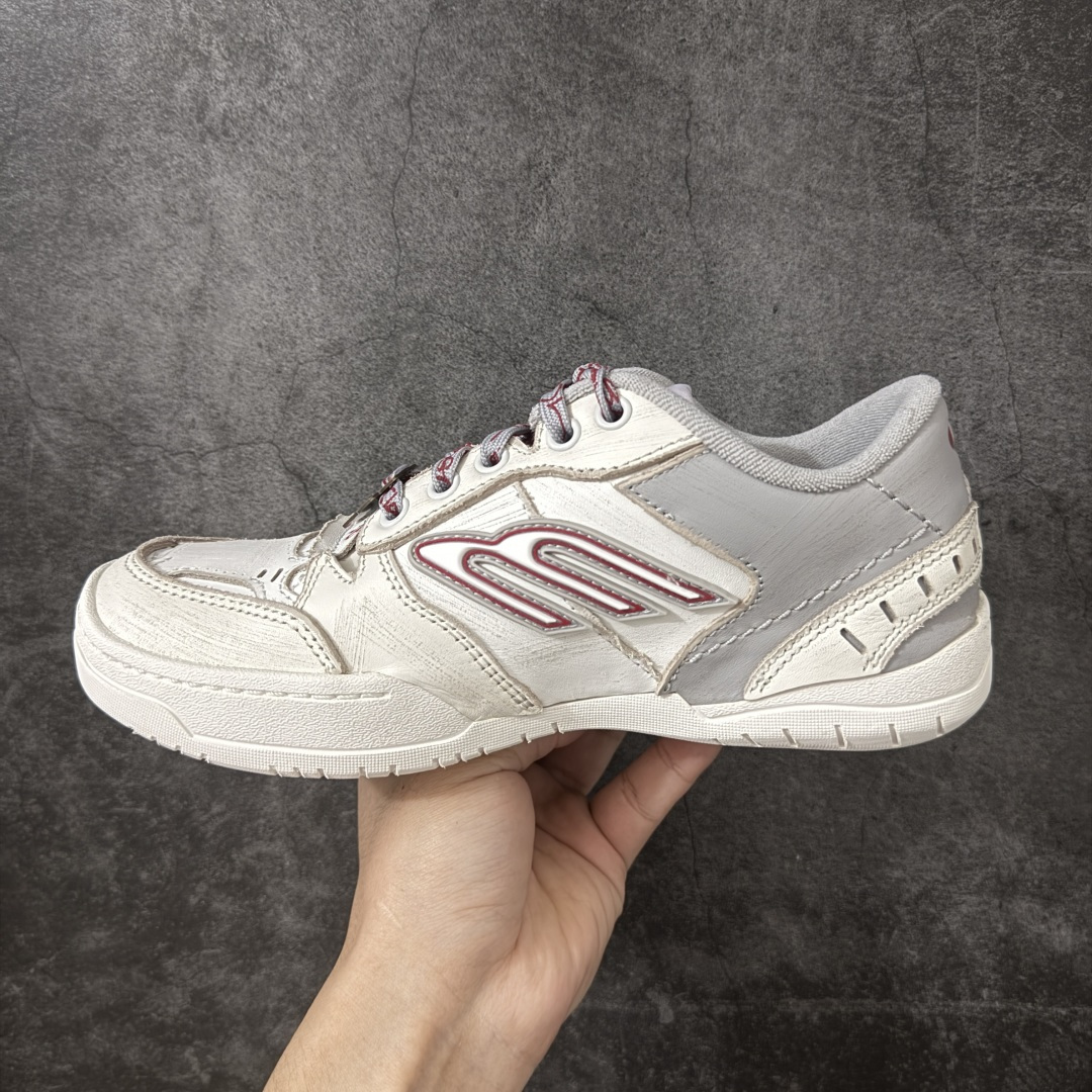 图片[2]-【XA纯原版】Balenciaga Hamptons Worn-Out 巴黎世家十八18代 涤纶（聚酯纤维）牛皮革 圆头系带 低帮 生活休闲鞋板鞋 全套原纸板楦头开发 最原汁原味的灵魂版型 全鞋荧光划线卡点 胶水把控整洁度追求极致完美 每一双都是工艺品 多重QC质检 超越公司货的品控标准 实实在在的免检产品 原盒原配 正确字体电绣 粗细、位置、大小正确 侧边TPU 透气孔匹配意产原版 正确分离大底 TPU软底 原版一致大底LOGO 立体感十足 原厂皮料水洗做旧 采购原厂网纱 偏大一码 尺码：35 36 37 38 39 40 41 42 43 44 45 46-选品中心