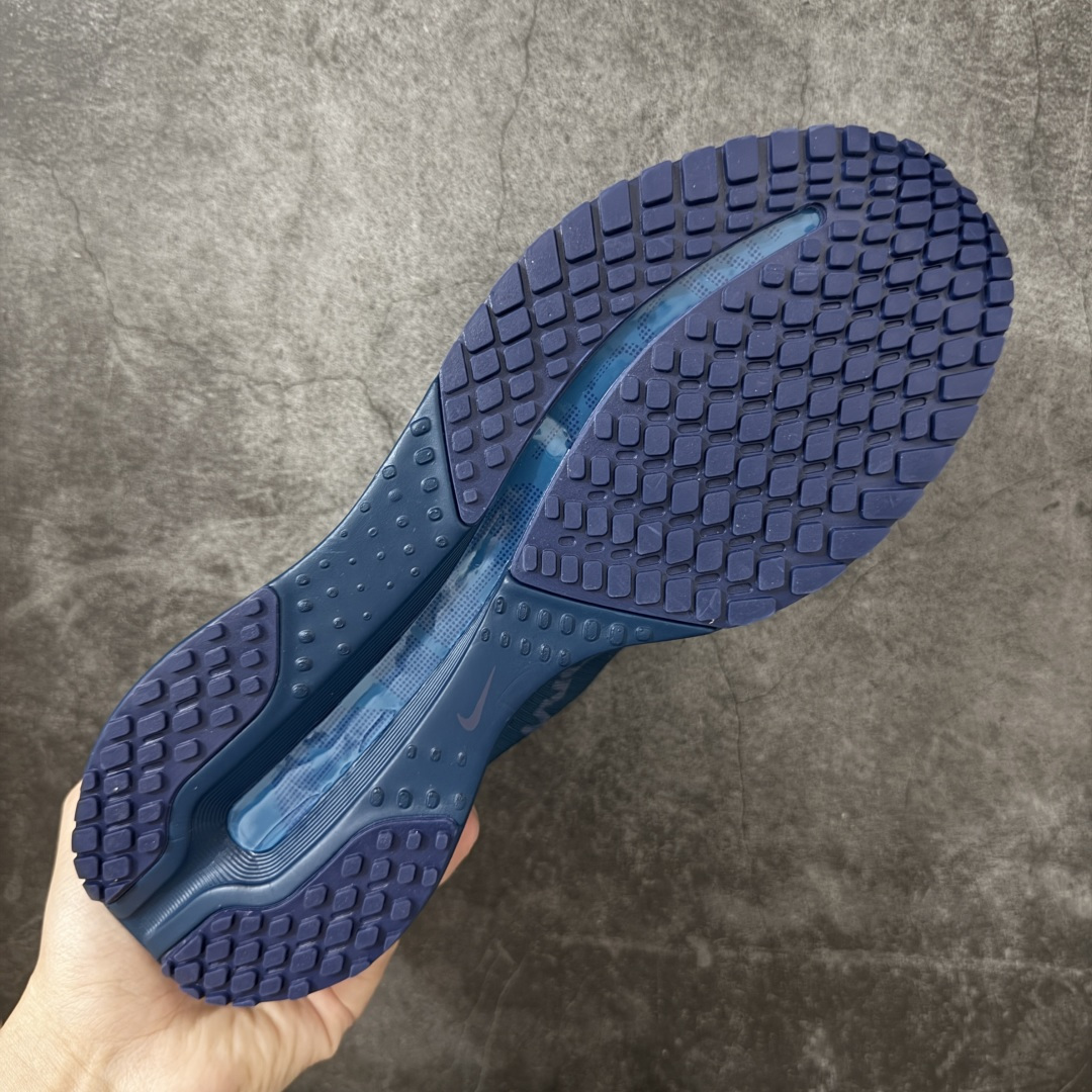 图片[9]-【纯原S版】Nike Pegasus Premium SE 舒适百搭减震防滑耐磨透气 低帮跑步鞋 简约又不失活力，上脚超吸睛。  它不仅颜值高，性能更是一绝！  全掌气垫科技，减震防滑超耐磨，每一步都能感受到强劲回弹，给双脚舒适支撑。  透气鞋面，跑步时双脚也能自由呼吸。    #独家原包 原底原料 开模打造  #原厂鞋标 高精密准度  #原楦原纸板开发 匹配原版98%以上  #后跟弧度 正确呈现  #原厂皮料 质感无敌  #皮料切割干净 无任何毛边 清洁度细节完美  货号：IM7384-499  尺码：35.5-46-选品中心