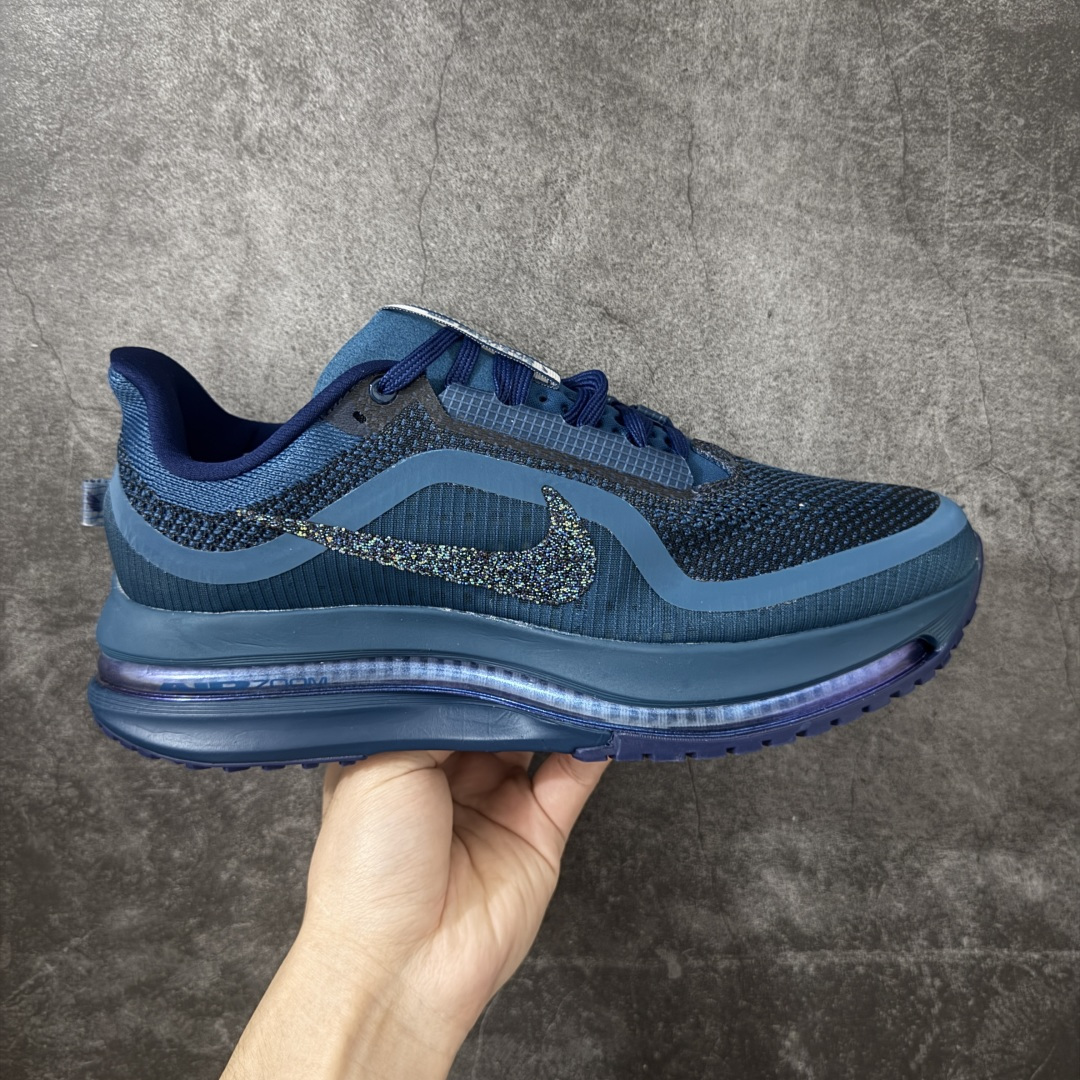 【纯原S版】Nike Pegasus Premium SE 舒适百搭减震防滑耐磨透气 低帮跑步鞋 简约又不失活力，上脚超吸睛。  它不仅颜值高，性能更是一绝！  全掌气垫科技，减震防滑超耐磨，每一步都能感受到强劲回弹，给双脚舒适支撑。  透气鞋面，跑步时双脚也能自由呼吸。    #独家原包 原底原料 开模打造  #原厂鞋标 高精密准度  #原楦原纸板开发 匹配原版98%以上  #后跟弧度 正确呈现  #原厂皮料 质感无敌  #皮料切割干净 无任何毛边 清洁度细节完美  货号：IM7384-499  尺码：35.5-46-选品中心