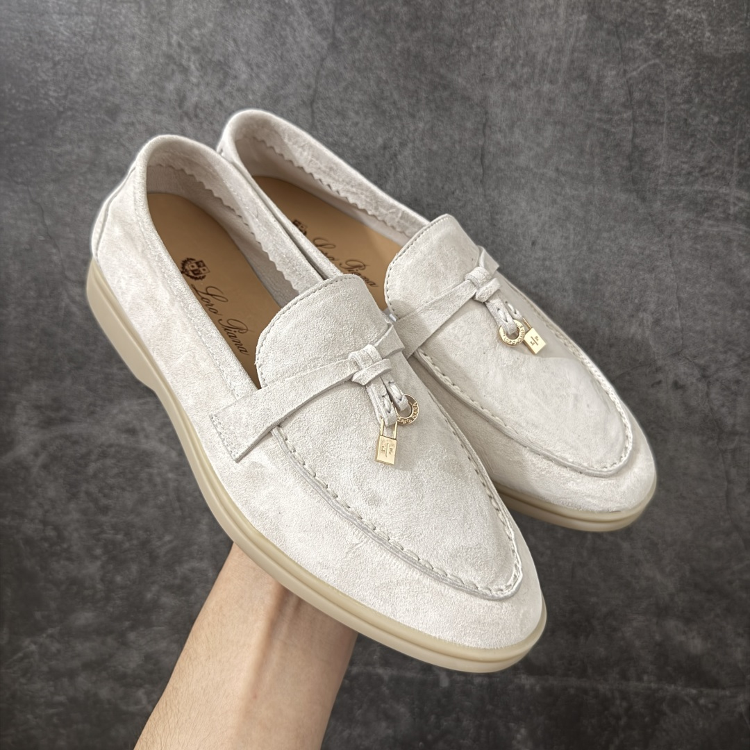【莞产顶级版】Loro Piana LP乐悠翩雅25 舒适锁头乐福鞋 研究了四个月终于可量产完全复刻💯 徒步五万步不脚疼的鞋 LP是意大利顶级奢侈品牌 低调奢华 设计都是一贯纯色系 简单、细节巧妙、清新脱俗！ 不想满大街撞款的可以看看这个品牌、ins、小红书随处可见这个品牌的身影 ！原版一比一定制 细节处理很好‼️ 面部：进口鹿皮反毛羊皮 垫脚：牛皮垫脚 大底：原版耐磨高弹牛筋底 尺码：35 36 37 38 39 40后续出男码-选品中心