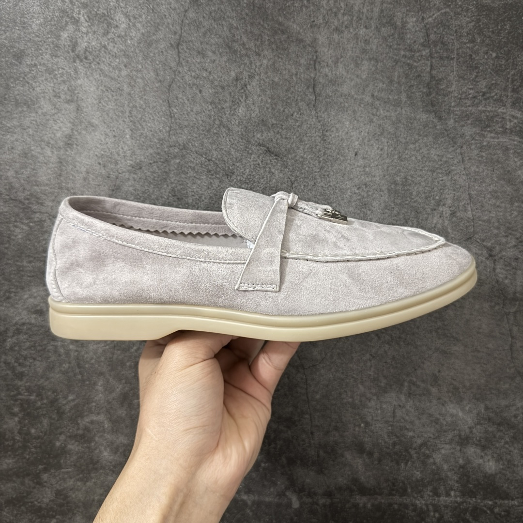 【莞产顶级版】Loro Piana LP乐悠翩雅25 舒适锁头乐福鞋 研究了四个月终于可量产完全复刻💯 徒步五万步不脚疼的鞋 LP是意大利顶级奢侈品牌 低调奢华 设计都是一贯纯色系 简单、细节巧妙、清新脱俗！ 不想满大街撞款的可以看看这个品牌、ins、小红书随处可见这个品牌的身影 ！原版一比一定制 细节处理很好‼️ 面部：进口鹿皮反毛羊皮 垫脚：牛皮垫脚 大底：原版耐磨高弹牛筋底 尺码：35 36 37 38 39 40后续出男码-选品中心