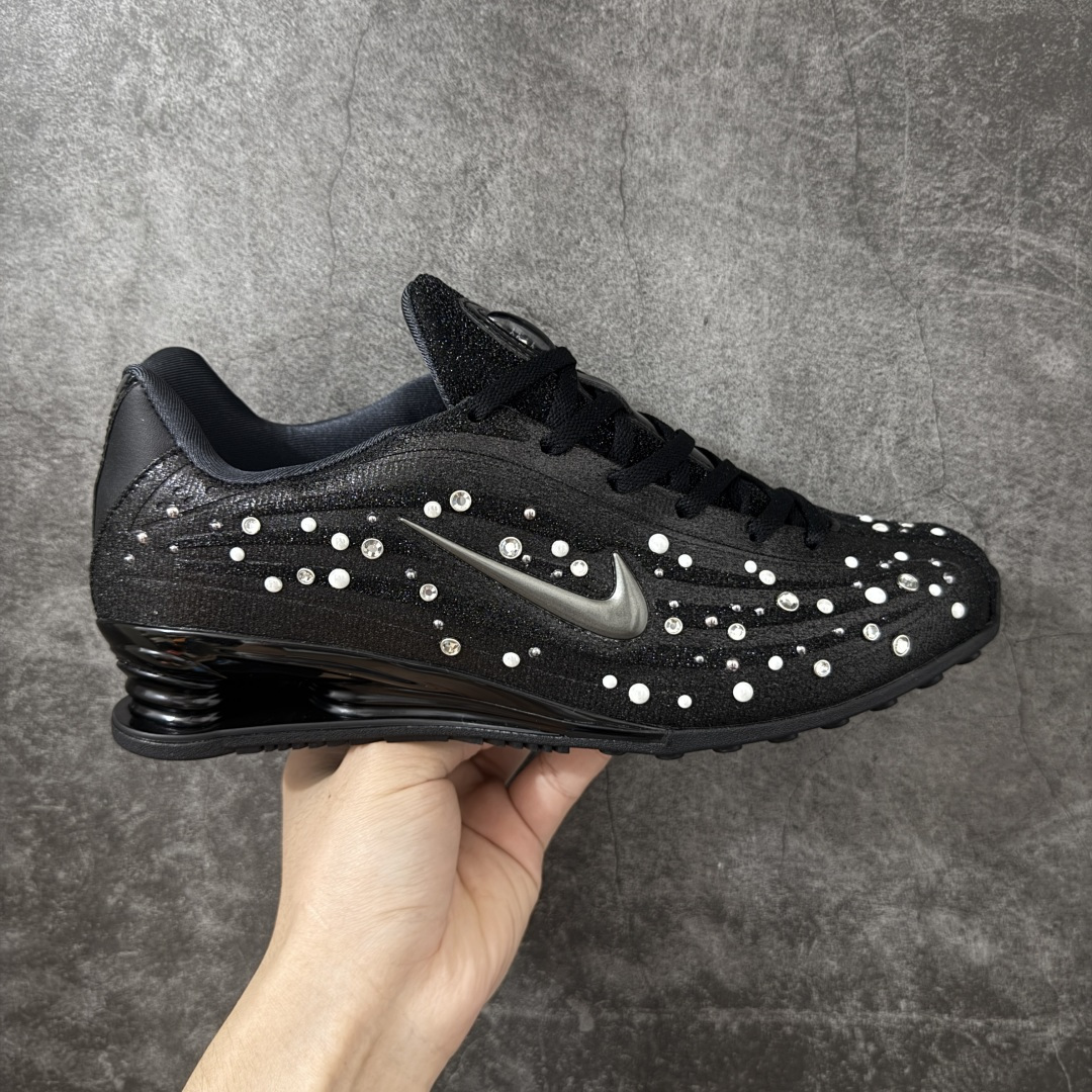 【纯原版】Nike SHOX Z 后掌气柱先锋机能风跑鞋 IQ1157-010 Nike Shox Z搭载了Nike标志性的Shox缓震科技 后跟的气柱能有效吸收冲击能量提供良好的缓震效果 采用轻盈透气的材质制作鞋面能确保脚部保持干爽舒适 贴合脚部曲线 带来舒适的包裹感 “猫跟”设计不仅提升了时尚感 还增强了穿着时的稳定性 使脚部在行走或运动过程中能保持平衡 尺码： 36 36.5 37.5 38 38.5 39 40 40.5 41 42 42.5 43 44 44.5 45 46-选品中心