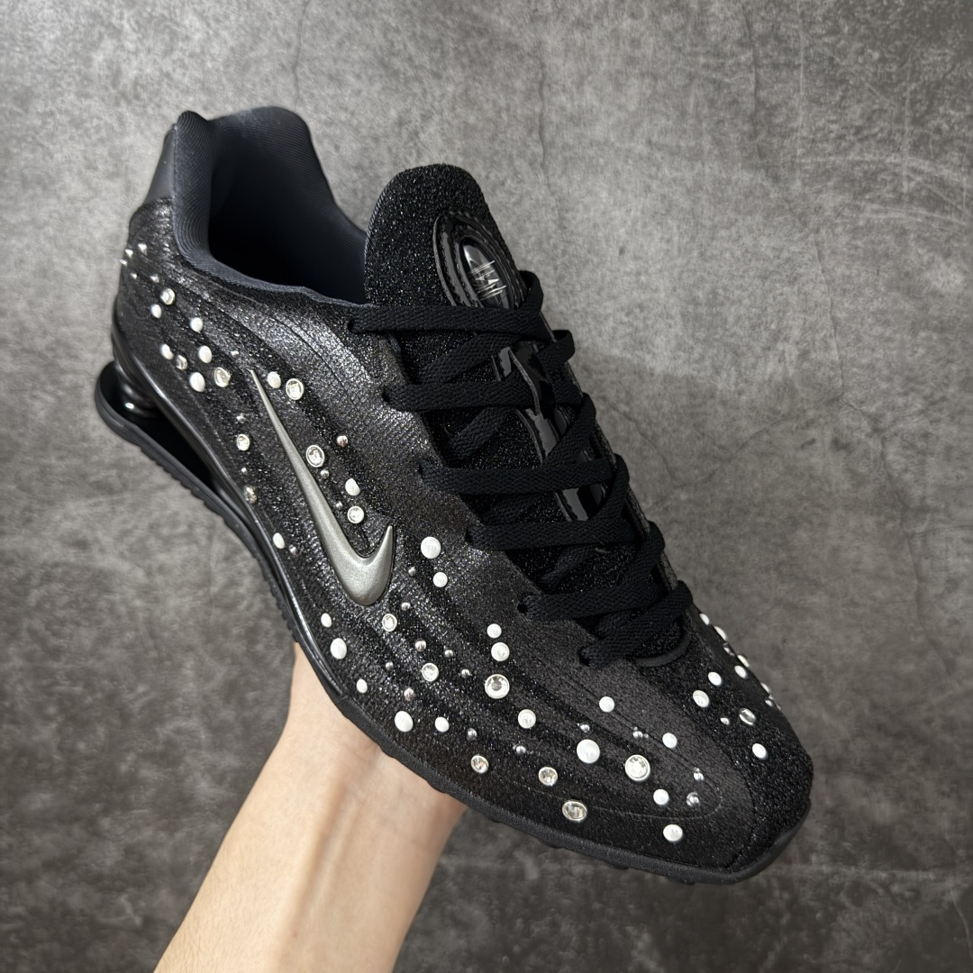 图片[3]-【纯原版】Nike SHOX Z 后掌气柱先锋机能风跑鞋 IQ1157-010 Nike Shox Z搭载了Nike标志性的Shox缓震科技 后跟的气柱能有效吸收冲击能量提供良好的缓震效果 采用轻盈透气的材质制作鞋面能确保脚部保持干爽舒适 贴合脚部曲线 带来舒适的包裹感 “猫跟”设计不仅提升了时尚感 还增强了穿着时的稳定性 使脚部在行走或运动过程中能保持平衡 尺码： 36 36.5 37.5 38 38.5 39 40 40.5 41 42 42.5 43 44 44.5 45 46-选品中心