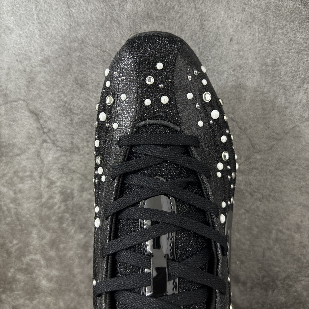 图片[5]-【纯原版】Nike SHOX Z 后掌气柱先锋机能风跑鞋 IQ1157-010 Nike Shox Z搭载了Nike标志性的Shox缓震科技 后跟的气柱能有效吸收冲击能量提供良好的缓震效果 采用轻盈透气的材质制作鞋面能确保脚部保持干爽舒适 贴合脚部曲线 带来舒适的包裹感 “猫跟”设计不仅提升了时尚感 还增强了穿着时的稳定性 使脚部在行走或运动过程中能保持平衡 尺码： 36 36.5 37.5 38 38.5 39 40 40.5 41 42 42.5 43 44 44.5 45 46-选品中心