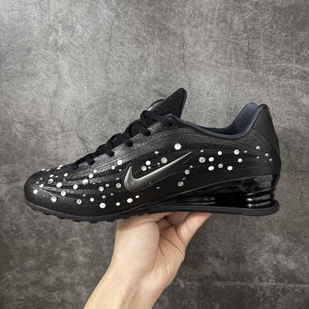 图片[2]-【纯原版】Nike SHOX Z 后掌气柱先锋机能风跑鞋 IQ1157-010 Nike Shox Z搭载了Nike标志性的Shox缓震科技 后跟的气柱能有效吸收冲击能量提供良好的缓震效果 采用轻盈透气的材质制作鞋面能确保脚部保持干爽舒适 贴合脚部曲线 带来舒适的包裹感 “猫跟”设计不仅提升了时尚感 还增强了穿着时的稳定性 使脚部在行走或运动过程中能保持平衡 尺码： 36 36.5 37.5 38 38.5 39 40 40.5 41 42 42.5 43 44 44.5 45 46-选品中心