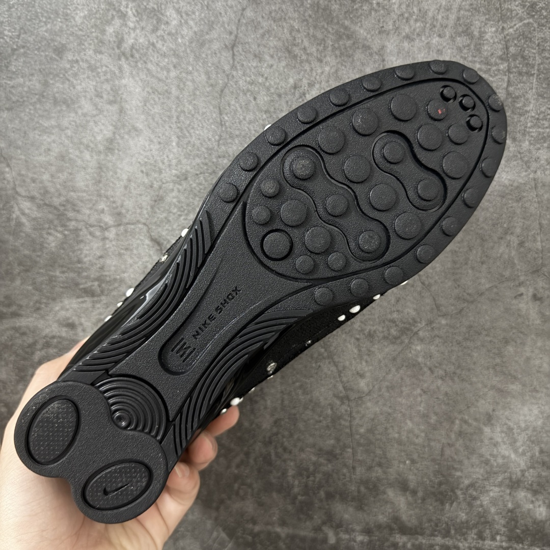 图片[9]-【纯原版】Nike SHOX Z 后掌气柱先锋机能风跑鞋 IQ1157-010 Nike Shox Z搭载了Nike标志性的Shox缓震科技 后跟的气柱能有效吸收冲击能量提供良好的缓震效果 采用轻盈透气的材质制作鞋面能确保脚部保持干爽舒适 贴合脚部曲线 带来舒适的包裹感 “猫跟”设计不仅提升了时尚感 还增强了穿着时的稳定性 使脚部在行走或运动过程中能保持平衡 尺码： 36 36.5 37.5 38 38.5 39 40 40.5 41 42 42.5 43 44 44.5 45 46-选品中心