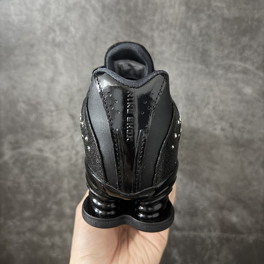 图片[4]-【纯原版】Nike SHOX Z 后掌气柱先锋机能风跑鞋 IQ1157-010 Nike Shox Z搭载了Nike标志性的Shox缓震科技 后跟的气柱能有效吸收冲击能量提供良好的缓震效果 采用轻盈透气的材质制作鞋面能确保脚部保持干爽舒适 贴合脚部曲线 带来舒适的包裹感 “猫跟”设计不仅提升了时尚感 还增强了穿着时的稳定性 使脚部在行走或运动过程中能保持平衡 尺码： 36 36.5 37.5 38 38.5 39 40 40.5 41 42 42.5 43 44 44.5 45 46-选品中心