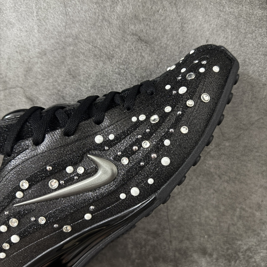 图片[6]-【纯原版】Nike SHOX Z 后掌气柱先锋机能风跑鞋 IQ1157-010 Nike Shox Z搭载了Nike标志性的Shox缓震科技 后跟的气柱能有效吸收冲击能量提供良好的缓震效果 采用轻盈透气的材质制作鞋面能确保脚部保持干爽舒适 贴合脚部曲线 带来舒适的包裹感 “猫跟”设计不仅提升了时尚感 还增强了穿着时的稳定性 使脚部在行走或运动过程中能保持平衡 尺码： 36 36.5 37.5 38 38.5 39 40 40.5 41 42 42.5 43 44 44.5 45 46-选品中心