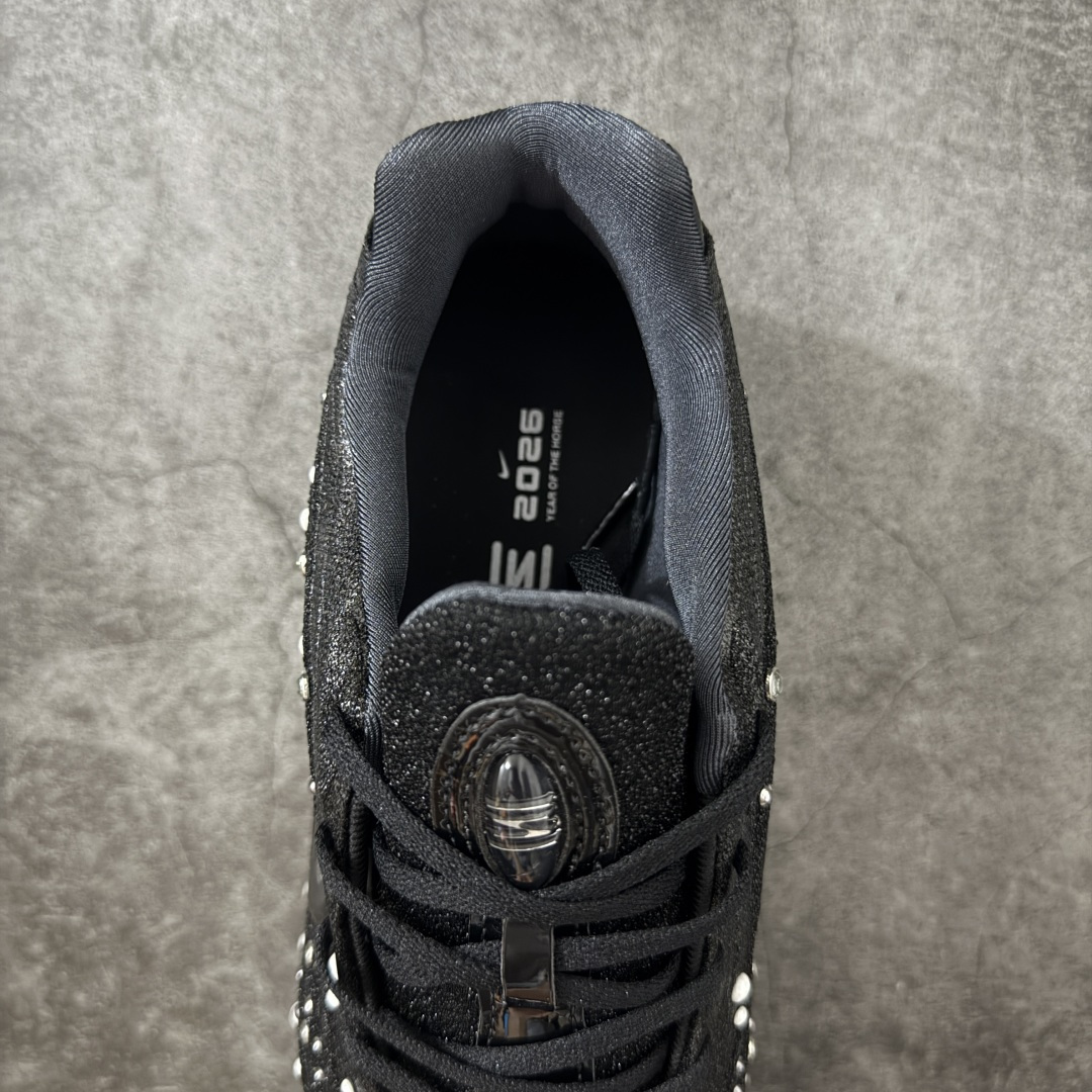 图片[8]-【纯原版】Nike SHOX Z 后掌气柱先锋机能风跑鞋 IQ1157-010 Nike Shox Z搭载了Nike标志性的Shox缓震科技 后跟的气柱能有效吸收冲击能量提供良好的缓震效果 采用轻盈透气的材质制作鞋面能确保脚部保持干爽舒适 贴合脚部曲线 带来舒适的包裹感 “猫跟”设计不仅提升了时尚感 还增强了穿着时的稳定性 使脚部在行走或运动过程中能保持平衡 尺码： 36 36.5 37.5 38 38.5 39 40 40.5 41 42 42.5 43 44 44.5 45 46-选品中心