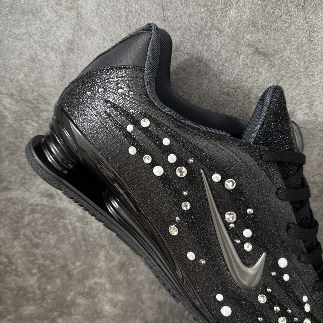 图片[7]-【纯原版】Nike SHOX Z 后掌气柱先锋机能风跑鞋 IQ1157-010 Nike Shox Z搭载了Nike标志性的Shox缓震科技 后跟的气柱能有效吸收冲击能量提供良好的缓震效果 采用轻盈透气的材质制作鞋面能确保脚部保持干爽舒适 贴合脚部曲线 带来舒适的包裹感 “猫跟”设计不仅提升了时尚感 还增强了穿着时的稳定性 使脚部在行走或运动过程中能保持平衡 尺码： 36 36.5 37.5 38 38.5 39 40 40.5 41 42 42.5 43 44 44.5 45 46-选品中心