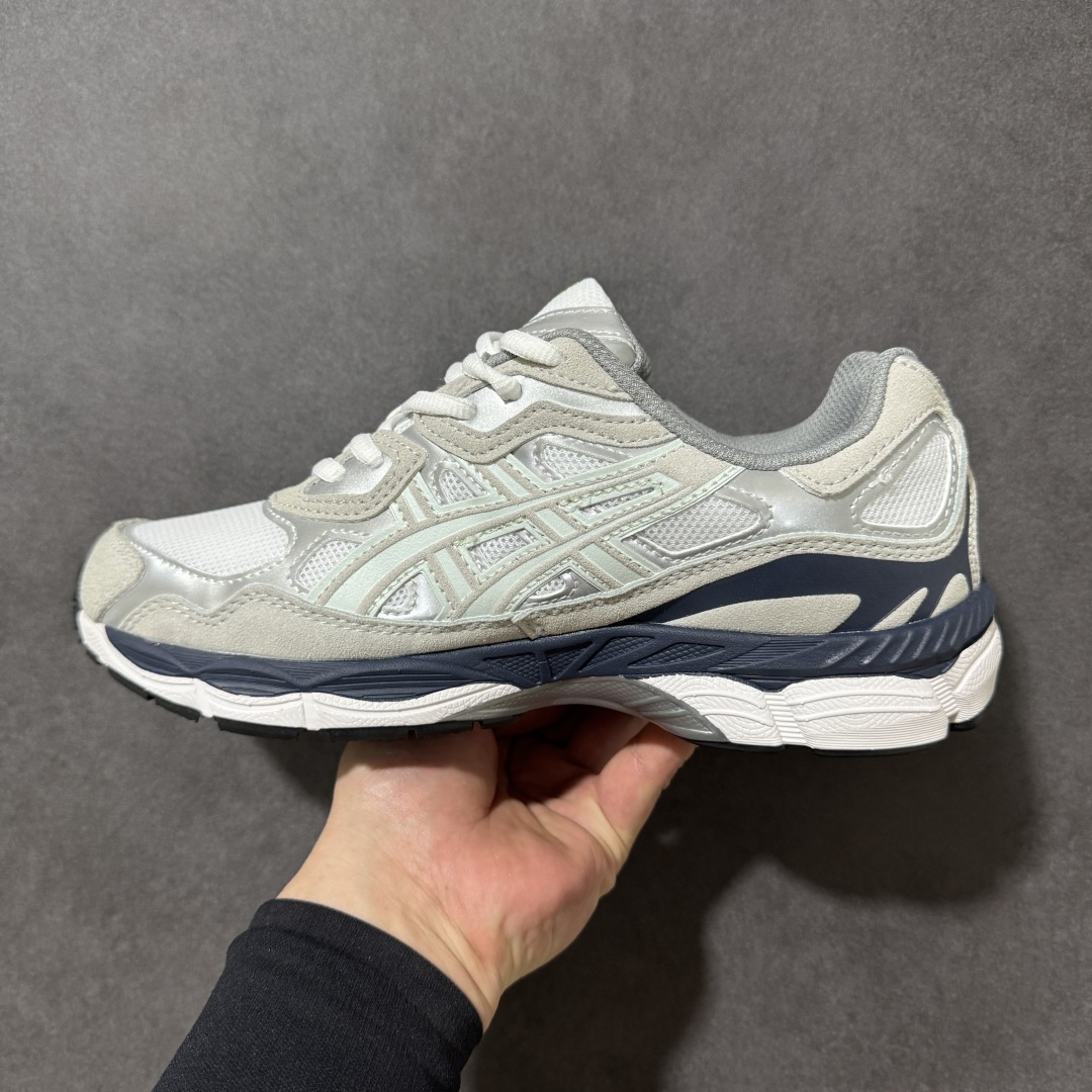 图片[2]-【公司级】Asics Gel-NYC 亚瑟士运动休闲透气专业跑鞋 1203A383-109  鞋面采用反绒皮与网布拼接 透气舒适兼具休闲时尚 结合简明的配色 展现品牌的传承及引领复古流行的主题 虎爪造型的LOGO  #鞋身稳定包裹系统 支撑鞋身 经典宽大鞋型配备防偏移设计提升包裹性 穿着舒适鞋面透气孔设计 提供透气性  尺码：36 37 37.5 38 39 39.5 40 40.5 41.5 42 42.5 43.5 44 45 46-选品中心