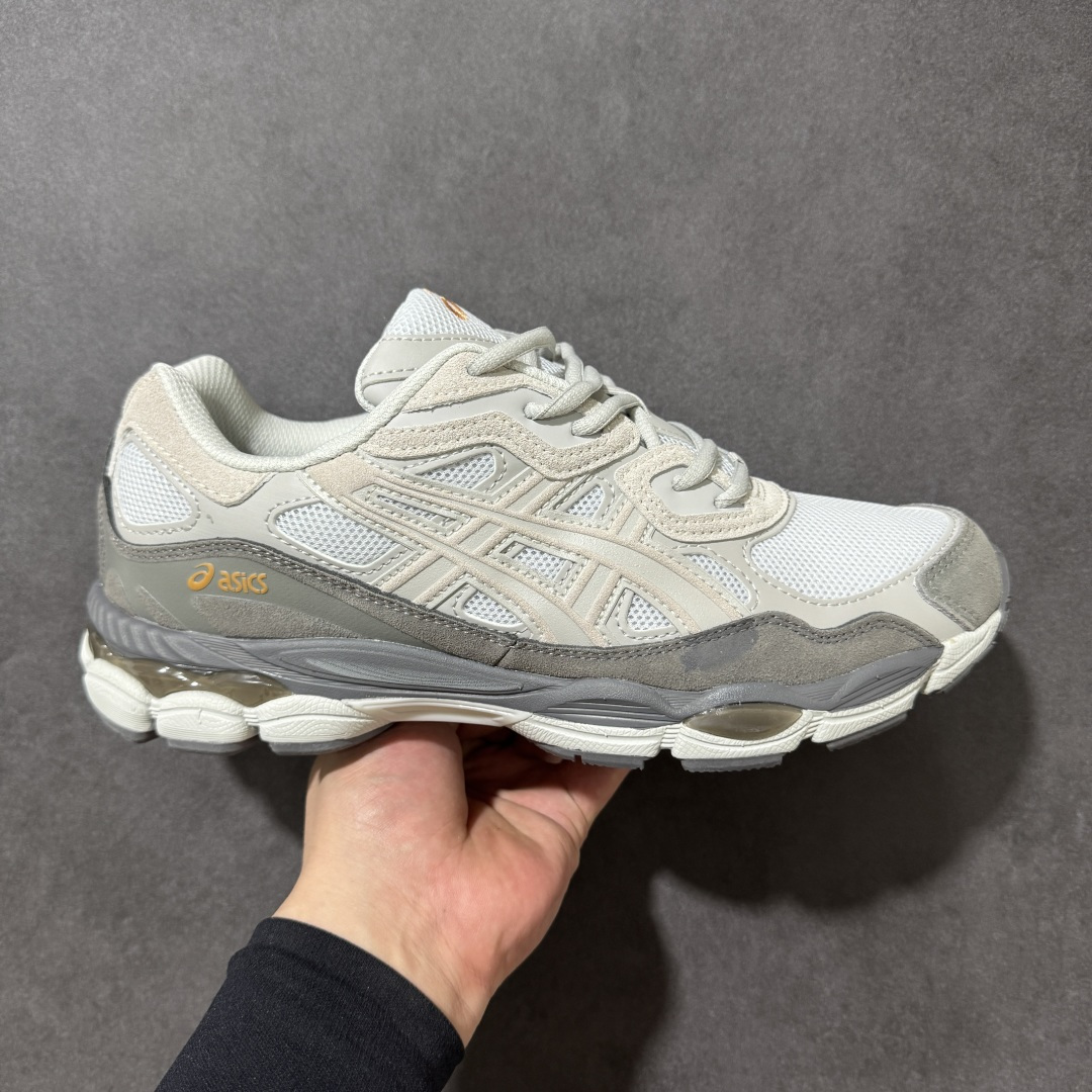 【公司级】Asics Gel-NYC 亚瑟士运动休闲透气专业跑鞋 1203A383-026  鞋面采用反绒皮与网布拼接 透气舒适兼具休闲时尚 结合简明的配色 展现品牌的传承及引领复古流行的主题 虎爪造型的LOGO  #鞋身稳定包裹系统 支撑鞋身 经典宽大鞋型配备防偏移设计提升包裹性 穿着舒适鞋面透气孔设计 提供透气性  尺码：36 37 37.5 38 39 39.5 40 40.5 41.5 42 42.5 43.5 44 45 46-选品中心