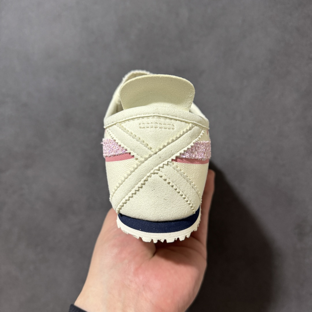 图片[4]-【公司级】Asics Onitsuka Tiger MEXICO 66 亚瑟士鬼冢虎复古经典板鞋 熊猫恶作剧定制系列配色 市场王者选手 海外订单工厂出品 长期生产补货永不断码 超成熟稳定的做工品控 原装全套纸板楦头开发 原汁原味 完美呈现版型 私模正确鞋底咬花纹路 一比一鞋头弧度高度鞋身弧度 绝不口嗨 细节品控鞋型随意秒杀市面 原档咬花纹路私模大底 一个单元有六个三角形 总体形拼接呈现花瓣状 官方四联吊牌 原装Ortholite轻量化鞋垫 原盒原配 质保卡 说明书 钢印防尘纸 纸板中底带钢印 乳胶组合鞋垫 支持全方位的对比专柜 产品从款式颜色造型上体现出追求舒适和细节的完美 鞋类更是推崇手工制作的严谨与完美 融舒适性与可穿性的设计风格 注重细节的完美和别致魅力 既保持稳重 又不失轻松的时尚感 尺码：36 37 37.5 38 39 39.5 40 40.5 41.5 42 42.5 43.5 44 45-选品中心