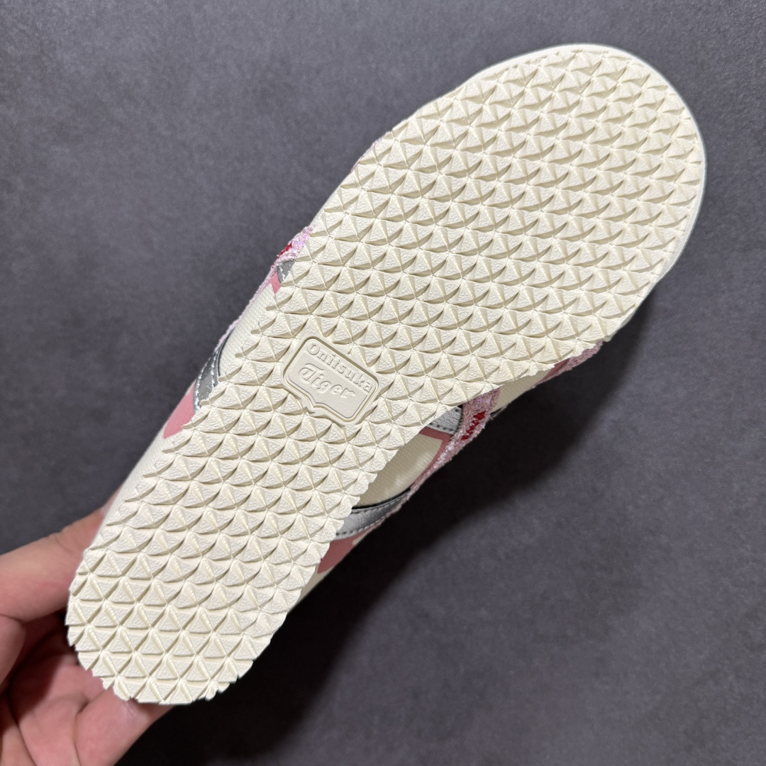 图片[9]-【公司级】Asics Onitsuka Tiger MEXICO 66 亚瑟士鬼冢虎复古经典板鞋 熊猫恶作剧定制系列配色 市场王者选手 海外订单工厂出品 长期生产补货永不断码 超成熟稳定的做工品控 原装全套纸板楦头开发 原汁原味 完美呈现版型 私模正确鞋底咬花纹路 一比一鞋头弧度高度鞋身弧度 绝不口嗨 细节品控鞋型随意秒杀市面 原档咬花纹路私模大底 一个单元有六个三角形 总体形拼接呈现花瓣状 官方四联吊牌 原装Ortholite轻量化鞋垫 原盒原配 质保卡 说明书 钢印防尘纸 纸板中底带钢印 乳胶组合鞋垫 支持全方位的对比专柜 产品从款式颜色造型上体现出追求舒适和细节的完美 鞋类更是推崇手工制作的严谨与完美 融舒适性与可穿性的设计风格 注重细节的完美和别致魅力 既保持稳重 又不失轻松的时尚感 尺码：36 37 37.5 38 39 39.5 40 40.5 41.5 42 42.5 43.5 44 45-选品中心