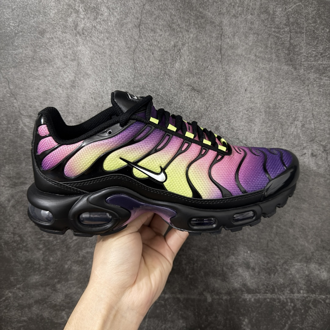 【Max纯原版】Nike Air Max Plus TN气垫系列跑鞋 全新一比一高端版本 真正的市场T1品质 更多配色陆续出货 真正的用心研发 一点一点抠出来的 品质 品控细节 随便闭眼对比市场任何版本 全套原纸板楦头开发 完美呈现版型 工艺流程均与原鞋保持一致 Turned Air 中底缓震技术 鞋面弧度与大底弧度一致 鞋头正确TPU材质 鞋面高频TPU材质1.0厚度 原鞋一致层次感 超越公司货的品控标准 多道QC质检 货号：DN3670-006 尺码：36 36.5 37.5 38 38.5 39 40 40.5 41 42 42.5 43 44 44.5 45 46-选品中心