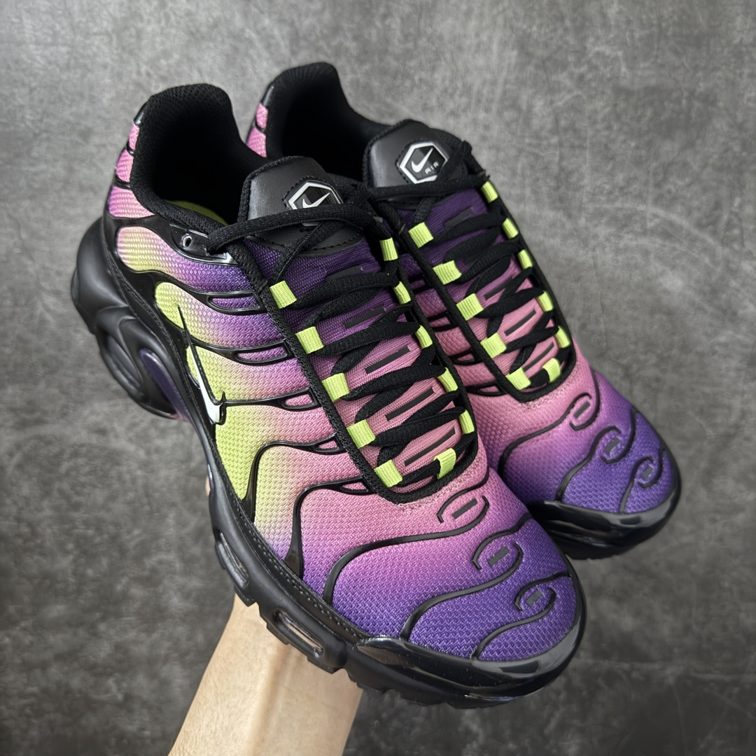 【Max纯原版】Nike Air Max Plus TN气垫系列跑鞋 全新一比一高端版本 真正的市场T1品质 更多配色陆续出货 真正的用心研发 一点一点抠出来的 品质 品控细节 随便闭眼对比市场任何版本 全套原纸板楦头开发 完美呈现版型 工艺流程均与原鞋保持一致 Turned Air 中底缓震技术 鞋面弧度与大底弧度一致 鞋头正确TPU材质 鞋面高频TPU材质1.0厚度 原鞋一致层次感 超越公司货的品控标准 多道QC质检 货号：DN3670-006 尺码：36 36.5 37.5 38 38.5 39 40 40.5 41 42 42.5 43 44 44.5 45 46-选品中心