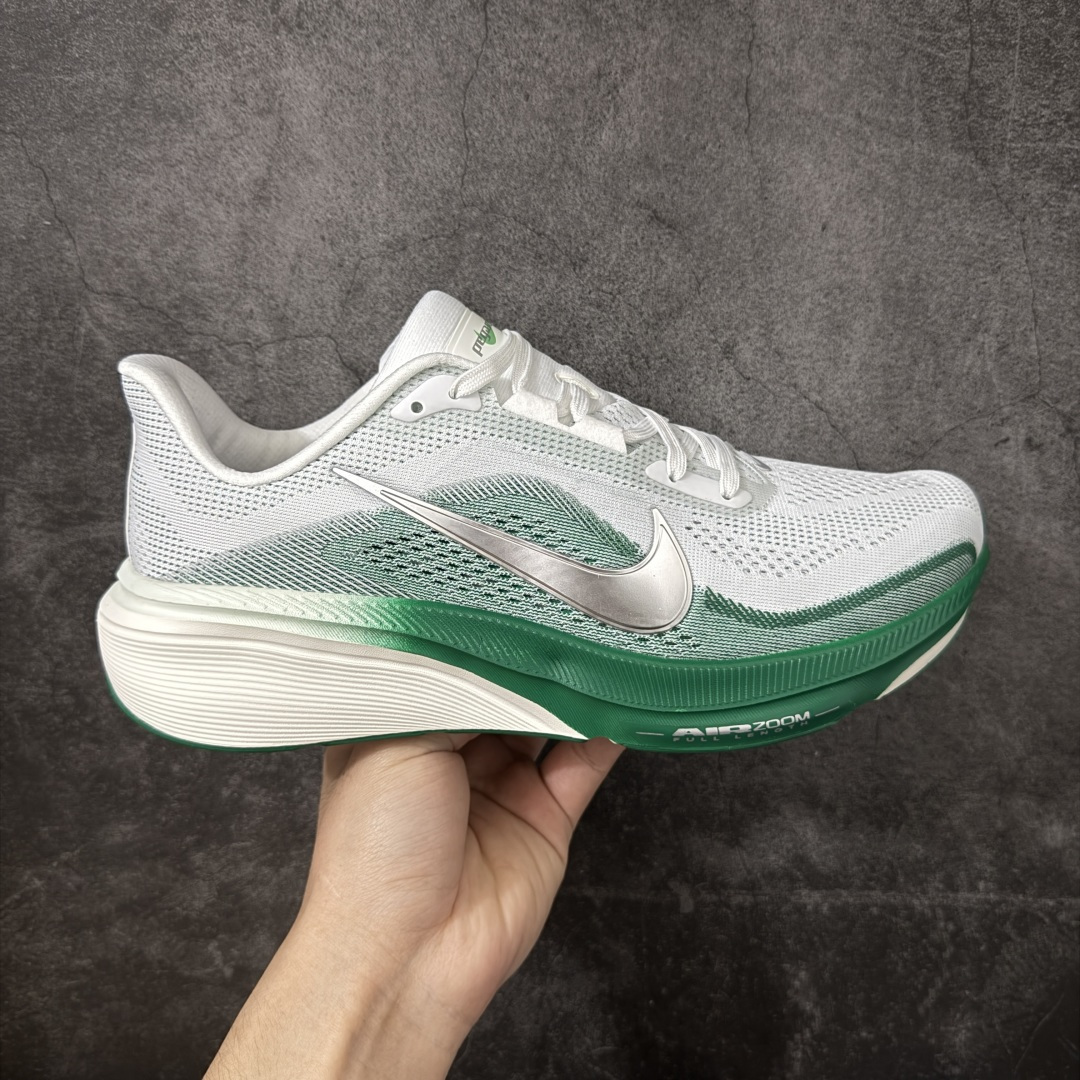 【RS纯原】Nike Air Zoom Pegasus 42 登月42代超级飞马系列马拉松跑步鞋 IB1881-100 平台专供 充正品质 原材料打造 中底搭载前Zoom+全掌React配置 全部原鞋开发打造 所有细节全部同步原版 全新一代拥有 Zoom Air 一如既往的稳定感和流畅感 鞋面采用工程网眼设计 为特定高热区域营造出色透气性 进一步增加鞋面的穿孔数量 让足部能够快速散热 中足搭配 Flywire 飞线 在高速运动时营造舒适稳定的贴合感 内置Zoon气垫加持 动力十足！ 尺码： 36-45-选品中心