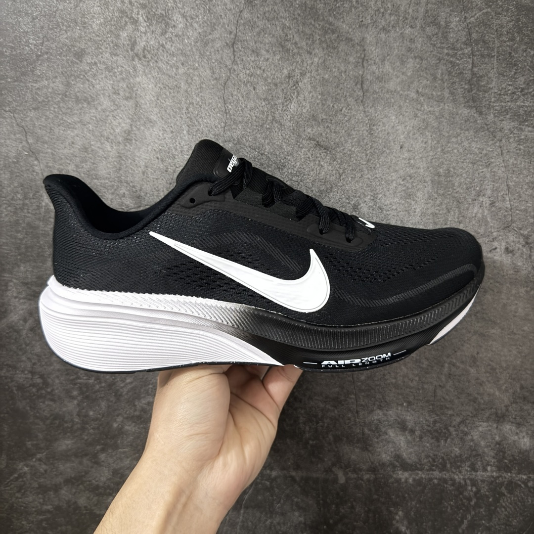 【RS纯原】Nike Air Zoom Pegasus 42 登月42代超级飞马系列马拉松跑步鞋 IB1881-001 平台专供 充正品质 原材料打造 中底搭载前Zoom+全掌React配置 全部原鞋开发打造 所有细节全部同步原版 全新一代拥有 Zoom Air 一如既往的稳定感和流畅感 鞋面采用工程网眼设计 为特定高热区域营造出色透气性 进一步增加鞋面的穿孔数量 让足部能够快速散热 中足搭配 Flywire 飞线 在高速运动时营造舒适稳定的贴合感 内置Zoon气垫加持 动力十足！ 尺码： 36-45-选品中心