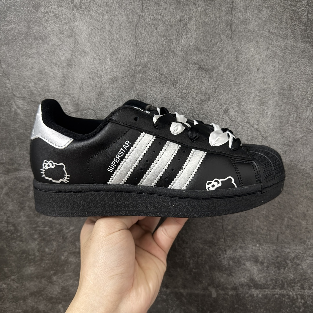 【H11顶级头层版】adidas originals Superstar 2 贝壳头 简约经典 舒适时尚 复古板鞋 男女同款 货号：JH9977 全新升级版 皮料改进至头层原厂皮 原盒 原底原料 开模打造 原厂织唛鞋标 高精密准度 原楦原纸板开发 匹配原版98%以上 后跟垫棉独家呈现 反口里弧度正确 原厂鞋垫 背胶 后跟电绣针数 与正品一致 原厂皮料 原厂车缝线 质感无敌 皮料切割干净 无任何毛边 清洁度细节完美 进口港宝加持 后跟自然饱满 还原公司包裹性 鞋面采用原装数据贴合技术 全方位贴合包裹脚型 鞋跟部鞋底牵引设计 提供强大的抓地性能 更适应不同实战场地路面 尺码：35.5 36 36.5 37.5 38 38.5 39 40 40.5 41 42 42.5 43 44 45-选品中心