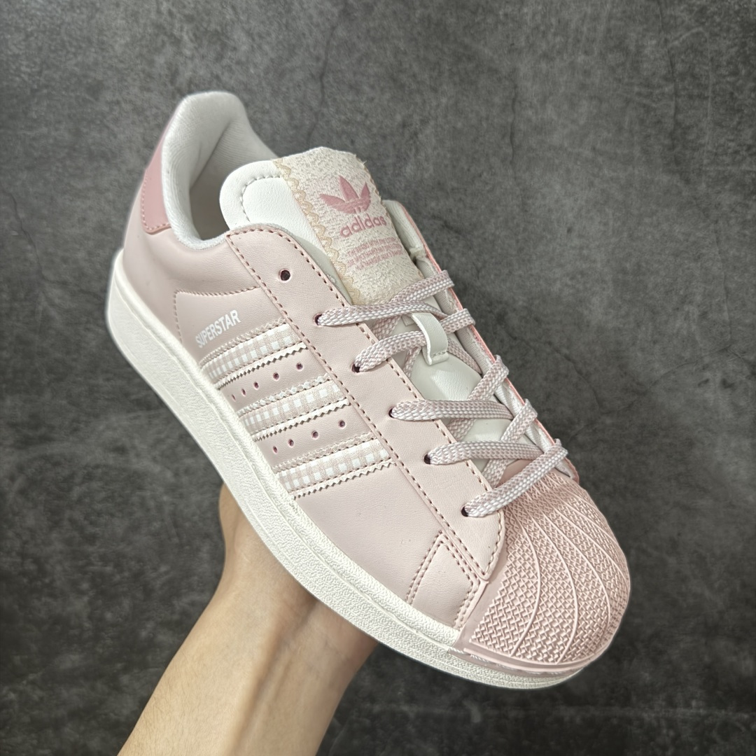 图片[3]-【H11顶级头层版】adidas originals Superstar 2 贝壳头 简约经典 舒适时尚 复古板鞋 男女同款 货号：KJ3968 全新升级版 皮料改进至头层原厂皮 原盒 原底原料 开模打造 原厂织唛鞋标 高精密准度 原楦原纸板开发 匹配原版98%以上 后跟垫棉独家呈现 反口里弧度正确 原厂鞋垫 背胶 后跟电绣针数 与正品一致 原厂皮料 原厂车缝线 质感无敌 皮料切割干净 无任何毛边 清洁度细节完美 进口港宝加持 后跟自然饱满 还原公司包裹性 鞋面采用原装数据贴合技术 全方位贴合包裹脚型 鞋跟部鞋底牵引设计 提供强大的抓地性能 更适应不同实战场地路面 尺码：35.5 36 36.5 37.5 38 38.5 39 40 40.5 41 42 42.5 43 44 45-选品中心