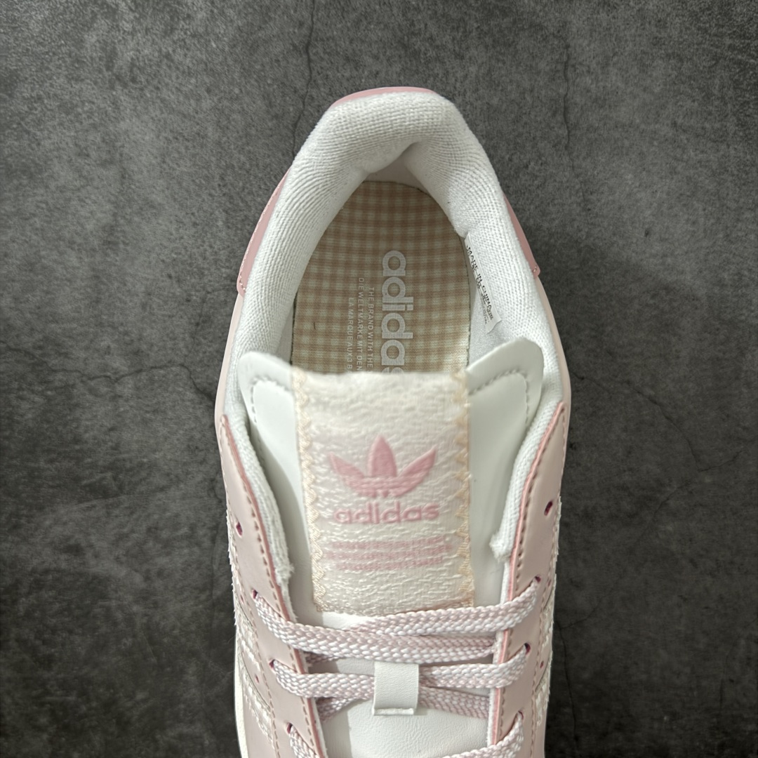 图片[8]-【H11顶级头层版】adidas originals Superstar 2 贝壳头 简约经典 舒适时尚 复古板鞋 男女同款 货号：KJ3968 全新升级版 皮料改进至头层原厂皮 原盒 原底原料 开模打造 原厂织唛鞋标 高精密准度 原楦原纸板开发 匹配原版98%以上 后跟垫棉独家呈现 反口里弧度正确 原厂鞋垫 背胶 后跟电绣针数 与正品一致 原厂皮料 原厂车缝线 质感无敌 皮料切割干净 无任何毛边 清洁度细节完美 进口港宝加持 后跟自然饱满 还原公司包裹性 鞋面采用原装数据贴合技术 全方位贴合包裹脚型 鞋跟部鞋底牵引设计 提供强大的抓地性能 更适应不同实战场地路面 尺码：35.5 36 36.5 37.5 38 38.5 39 40 40.5 41 42 42.5 43 44 45-选品中心