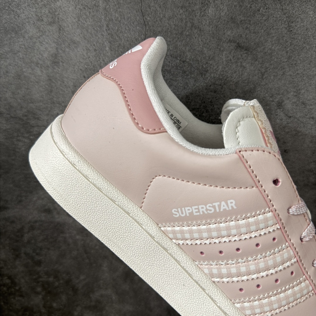 图片[7]-【H11顶级头层版】adidas originals Superstar 2 贝壳头 简约经典 舒适时尚 复古板鞋 男女同款 货号：KJ3968 全新升级版 皮料改进至头层原厂皮 原盒 原底原料 开模打造 原厂织唛鞋标 高精密准度 原楦原纸板开发 匹配原版98%以上 后跟垫棉独家呈现 反口里弧度正确 原厂鞋垫 背胶 后跟电绣针数 与正品一致 原厂皮料 原厂车缝线 质感无敌 皮料切割干净 无任何毛边 清洁度细节完美 进口港宝加持 后跟自然饱满 还原公司包裹性 鞋面采用原装数据贴合技术 全方位贴合包裹脚型 鞋跟部鞋底牵引设计 提供强大的抓地性能 更适应不同实战场地路面 尺码：35.5 36 36.5 37.5 38 38.5 39 40 40.5 41 42 42.5 43 44 45-选品中心