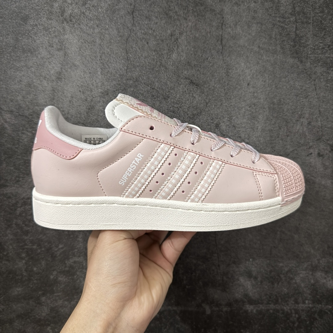 【H11顶级头层版】adidas originals Superstar 2 贝壳头 简约经典 舒适时尚 复古板鞋 男女同款 货号：KJ3968 全新升级版 皮料改进至头层原厂皮 原盒 原底原料 开模打造 原厂织唛鞋标 高精密准度 原楦原纸板开发 匹配原版98%以上 后跟垫棉独家呈现 反口里弧度正确 原厂鞋垫 背胶 后跟电绣针数 与正品一致 原厂皮料 原厂车缝线 质感无敌 皮料切割干净 无任何毛边 清洁度细节完美 进口港宝加持 后跟自然饱满 还原公司包裹性 鞋面采用原装数据贴合技术 全方位贴合包裹脚型 鞋跟部鞋底牵引设计 提供强大的抓地性能 更适应不同实战场地路面 尺码：35.5 36 36.5 37.5 38 38.5 39 40 40.5 41 42 42.5 43 44 45-选品中心