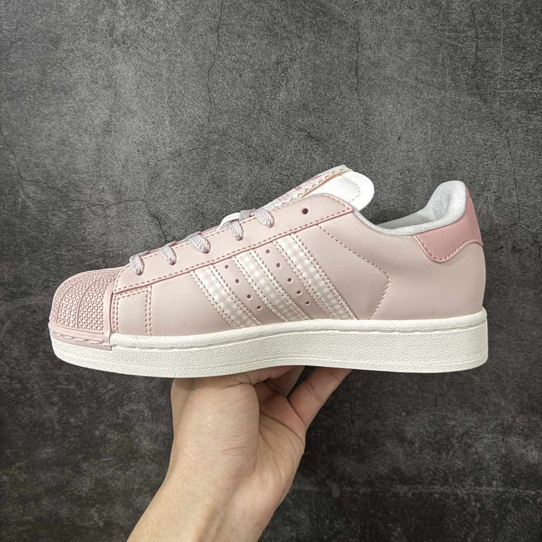 图片[2]-【H11顶级头层版】adidas originals Superstar 2 贝壳头 简约经典 舒适时尚 复古板鞋 男女同款 货号：KJ3968 全新升级版 皮料改进至头层原厂皮 原盒 原底原料 开模打造 原厂织唛鞋标 高精密准度 原楦原纸板开发 匹配原版98%以上 后跟垫棉独家呈现 反口里弧度正确 原厂鞋垫 背胶 后跟电绣针数 与正品一致 原厂皮料 原厂车缝线 质感无敌 皮料切割干净 无任何毛边 清洁度细节完美 进口港宝加持 后跟自然饱满 还原公司包裹性 鞋面采用原装数据贴合技术 全方位贴合包裹脚型 鞋跟部鞋底牵引设计 提供强大的抓地性能 更适应不同实战场地路面 尺码：35.5 36 36.5 37.5 38 38.5 39 40 40.5 41 42 42.5 43 44 45-选品中心