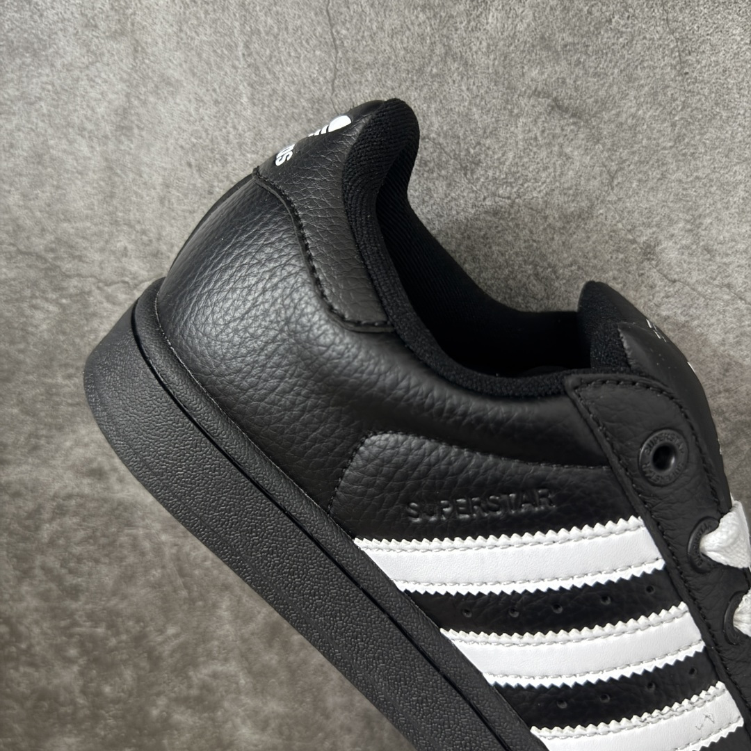 图片[7]-【H11顶级头层版】adidas originals Superstar 2 贝壳头 简约经典 舒适时尚 复古板鞋 男女同款 黑白 货号：KK4474 全新升级版 皮料改进至头层原厂皮 原盒 原底原料 开模打造 原厂织唛鞋标 高精密准度 原楦原纸板开发 匹配原版98%以上 后跟垫棉独家呈现 反口里弧度正确 原厂鞋垫 背胶 后跟电绣针数 与正品一致 原厂皮料 原厂车缝线 质感无敌 皮料切割干净 无任何毛边 清洁度细节完美 进口港宝加持 后跟自然饱满 还原公司包裹性 鞋面采用原装数据贴合技术 全方位贴合包裹脚型 鞋跟部鞋底牵引设计 提供强大的抓地性能 更适应不同实战场地路面 尺码：35.5 36 36.5 37.5 38 38.5 39 40 40.5 41 42 42.5 43 44 45-选品中心