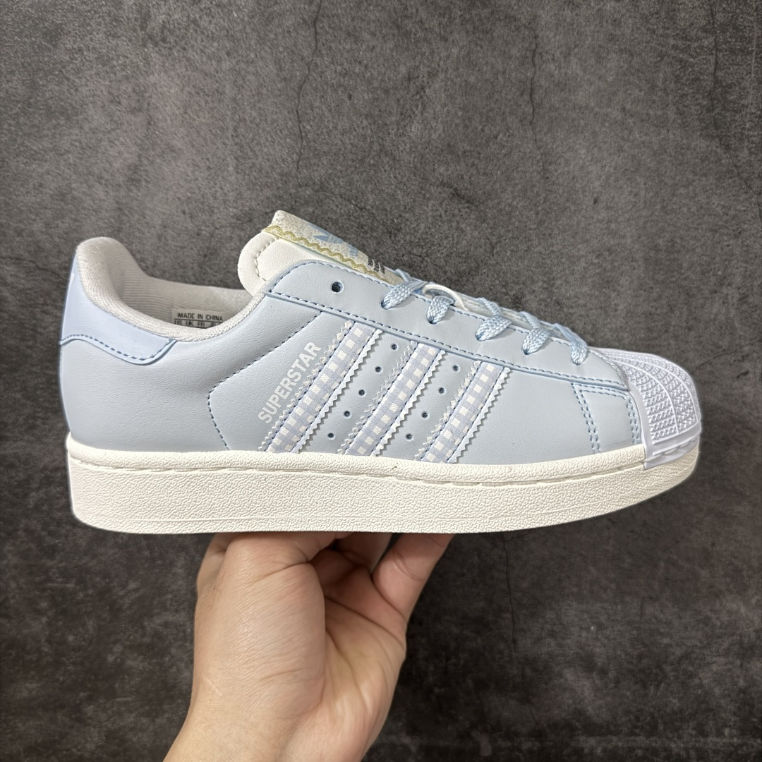 【H11顶级头层版】adidas originals Superstar 2 贝壳头 简约经典 舒适时尚 复古板鞋 男女同款 黑白 货号：HQ2646 全新升级版 皮料改进至头层原厂皮 原盒 原底原料 开模打造 原厂织唛鞋标 高精密准度 原楦原纸板开发 匹配原版98%以上 后跟垫棉独家呈现 反口里弧度正确 原厂鞋垫 背胶 后跟电绣针数 与正品一致 原厂皮料 原厂车缝线 质感无敌 皮料切割干净 无任何毛边 清洁度细节完美 进口港宝加持 后跟自然饱满 还原公司包裹性 鞋面采用原装数据贴合技术 全方位贴合包裹脚型 鞋跟部鞋底牵引设计 提供强大的抓地性能 更适应不同实战场地路面 尺码：35.5 36 36.5 37.5 38 38.5 39 40 40.5 41 42 42.5 43 44 45-选品中心