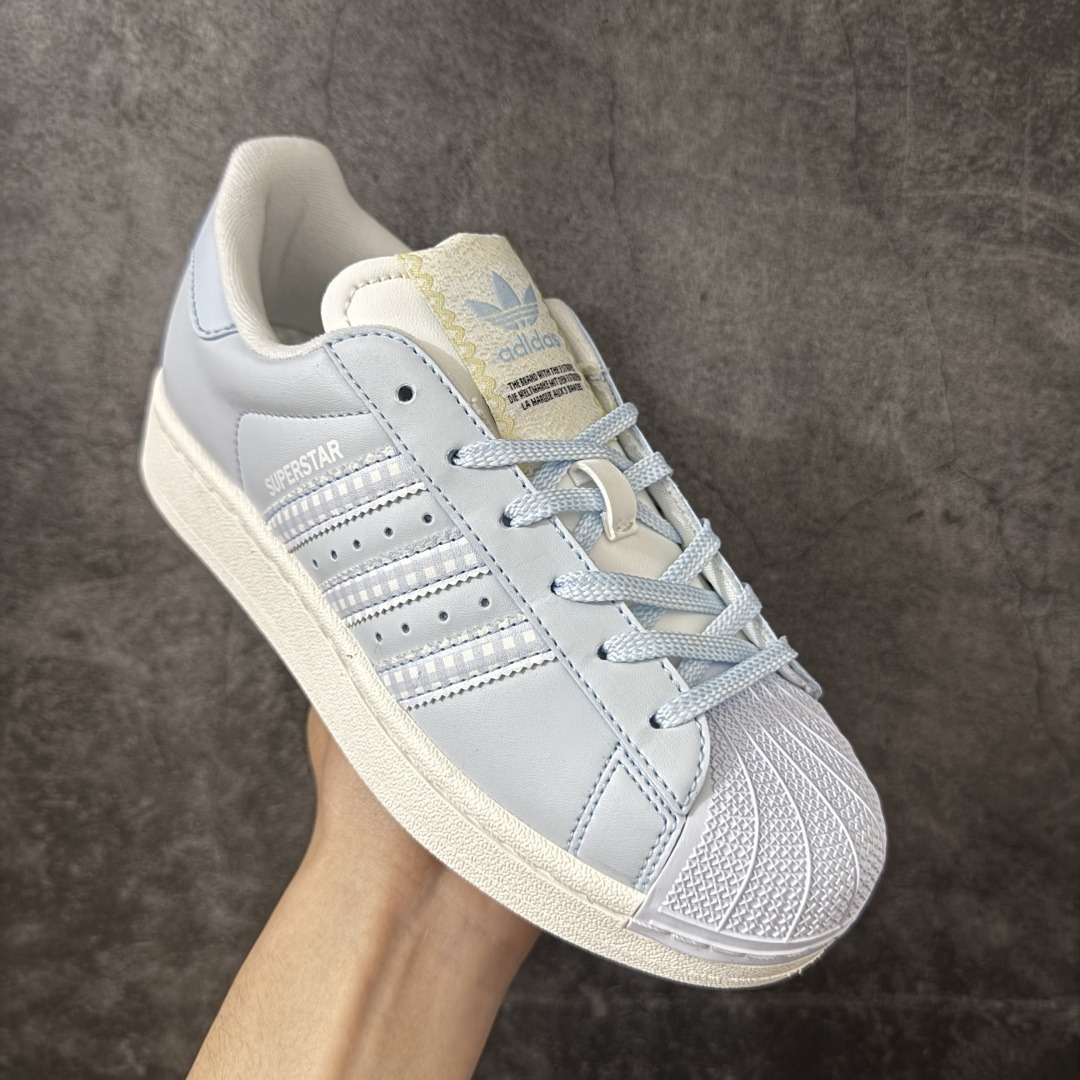 图片[3]-【H11顶级头层版】adidas originals Superstar 2 贝壳头 简约经典 舒适时尚 复古板鞋 男女同款 黑白 货号：HQ2646 全新升级版 皮料改进至头层原厂皮 原盒 原底原料 开模打造 原厂织唛鞋标 高精密准度 原楦原纸板开发 匹配原版98%以上 后跟垫棉独家呈现 反口里弧度正确 原厂鞋垫 背胶 后跟电绣针数 与正品一致 原厂皮料 原厂车缝线 质感无敌 皮料切割干净 无任何毛边 清洁度细节完美 进口港宝加持 后跟自然饱满 还原公司包裹性 鞋面采用原装数据贴合技术 全方位贴合包裹脚型 鞋跟部鞋底牵引设计 提供强大的抓地性能 更适应不同实战场地路面 尺码：35.5 36 36.5 37.5 38 38.5 39 40 40.5 41 42 42.5 43 44 45-选品中心