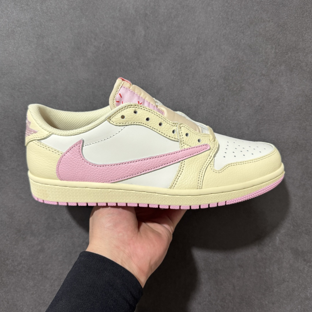 【公司级】Nike Air Jordan 1 x Travis Scott AJ1倒勾 乔一倒钩 耐克 低帮文化篮球鞋 升级原楦原档案数据开发纸版楦型 采用同源纳帕头层皮革鞋面材质 全新底模完美品相清洁度及喷漆效果 完美品质出货 细节如图所示 鞋面切割工整 冲孔整齐干净 中底拉帮线 整体清洁度非常好 货号：IQ7604-100 尺码：36 36.5 37.5 38 38.5 39 40 40.5 41 42 42.5 43 44 45 46-选品中心