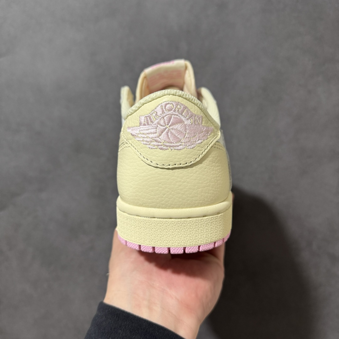 图片[4]-【公司级】Nike Air Jordan 1 x Travis Scott AJ1倒勾 乔一倒钩 耐克 低帮文化篮球鞋 升级原楦原档案数据开发纸版楦型 采用同源纳帕头层皮革鞋面材质 全新底模完美品相清洁度及喷漆效果 完美品质出货 细节如图所示 鞋面切割工整 冲孔整齐干净 中底拉帮线 整体清洁度非常好 货号：IQ7604-100 尺码：36 36.5 37.5 38 38.5 39 40 40.5 41 42 42.5 43 44 45 46-选品中心