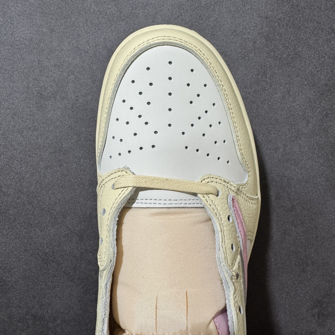 图片[8]-【公司级】Nike Air Jordan 1 x Travis Scott AJ1倒勾 乔一倒钩 耐克 低帮文化篮球鞋 升级原楦原档案数据开发纸版楦型 采用同源纳帕头层皮革鞋面材质 全新底模完美品相清洁度及喷漆效果 完美品质出货 细节如图所示 鞋面切割工整 冲孔整齐干净 中底拉帮线 整体清洁度非常好 货号：IQ7604-100 尺码：36 36.5 37.5 38 38.5 39 40 40.5 41 42 42.5 43 44 45 46-选品中心