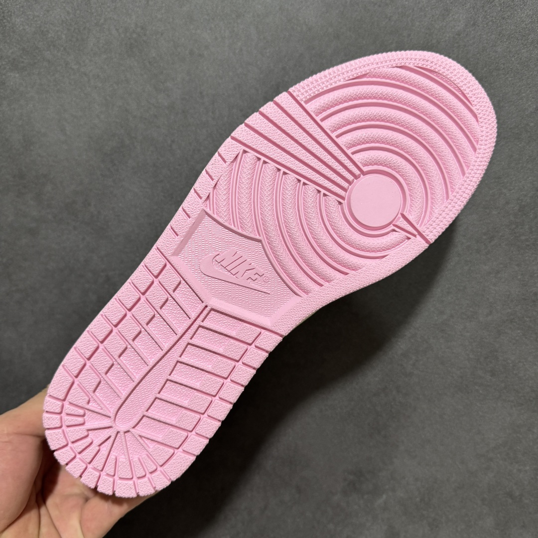 图片[9]-【公司级】Nike Air Jordan 1 x Travis Scott AJ1倒勾 乔一倒钩 耐克 低帮文化篮球鞋 升级原楦原档案数据开发纸版楦型 采用同源纳帕头层皮革鞋面材质 全新底模完美品相清洁度及喷漆效果 完美品质出货 细节如图所示 鞋面切割工整 冲孔整齐干净 中底拉帮线 整体清洁度非常好 货号：IQ7604-100 尺码：36 36.5 37.5 38 38.5 39 40 40.5 41 42 42.5 43 44 45 46-选品中心