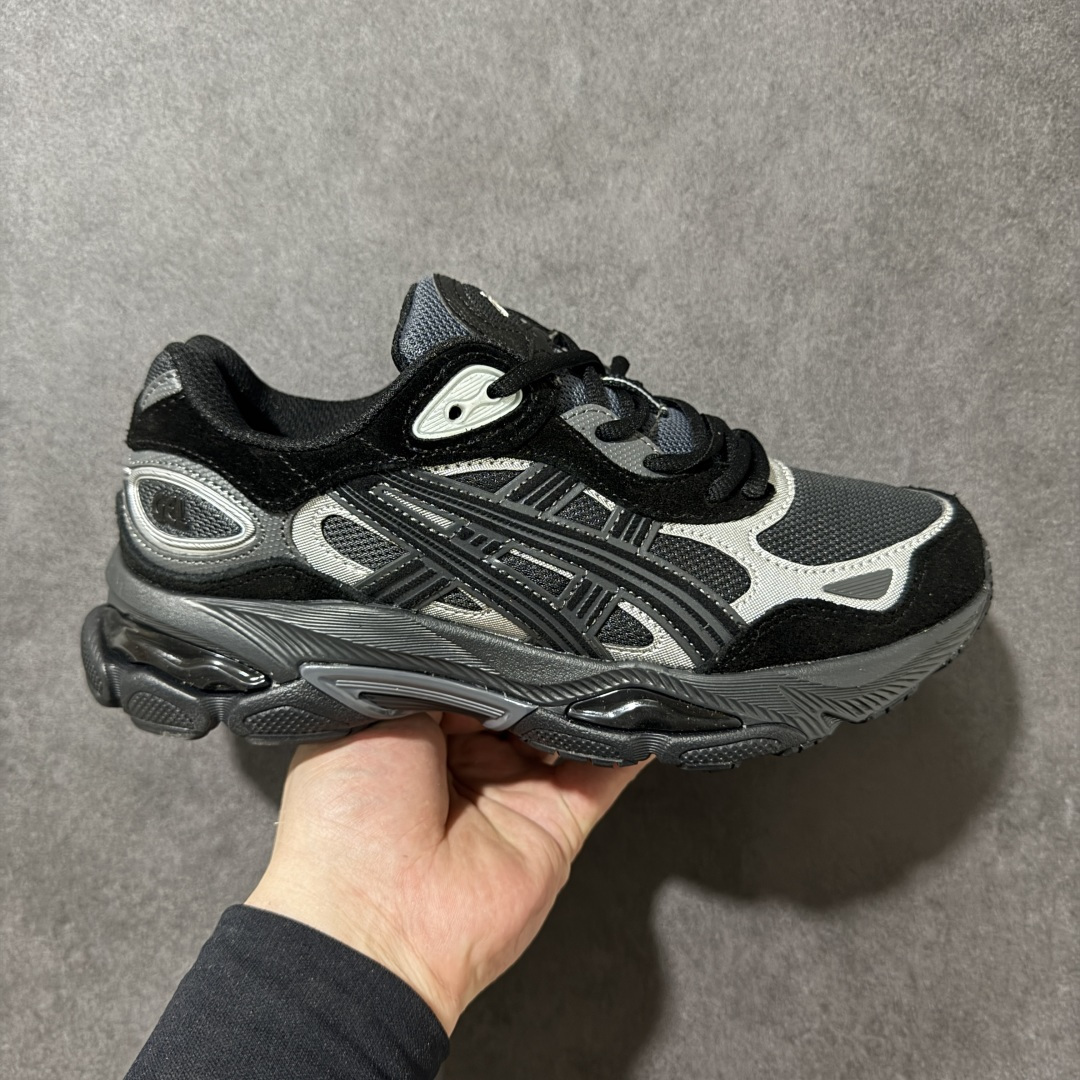 【公司级】Asics Gel-NYC 2.0亚瑟士运动休闲透气专业跑鞋 鞋面采用反绒皮与网布拼接 透气舒适兼具休闲时尚 结合简明的配色 展现品牌的传承 及引领复古流行的主题 虎爪造型的LOGO 鞋身稳定包裹系统 支撑鞋身 经典宽大鞋型配备防偏移设计 提升包裹性 穿着舒适 鞋面透气孔设计 提供透气性 货号： 1203A895-022 尺码：36 37 37.5 38 39 39.5 40 40.5 41.5 42 42.5 43.5 44 45 46-选品中心