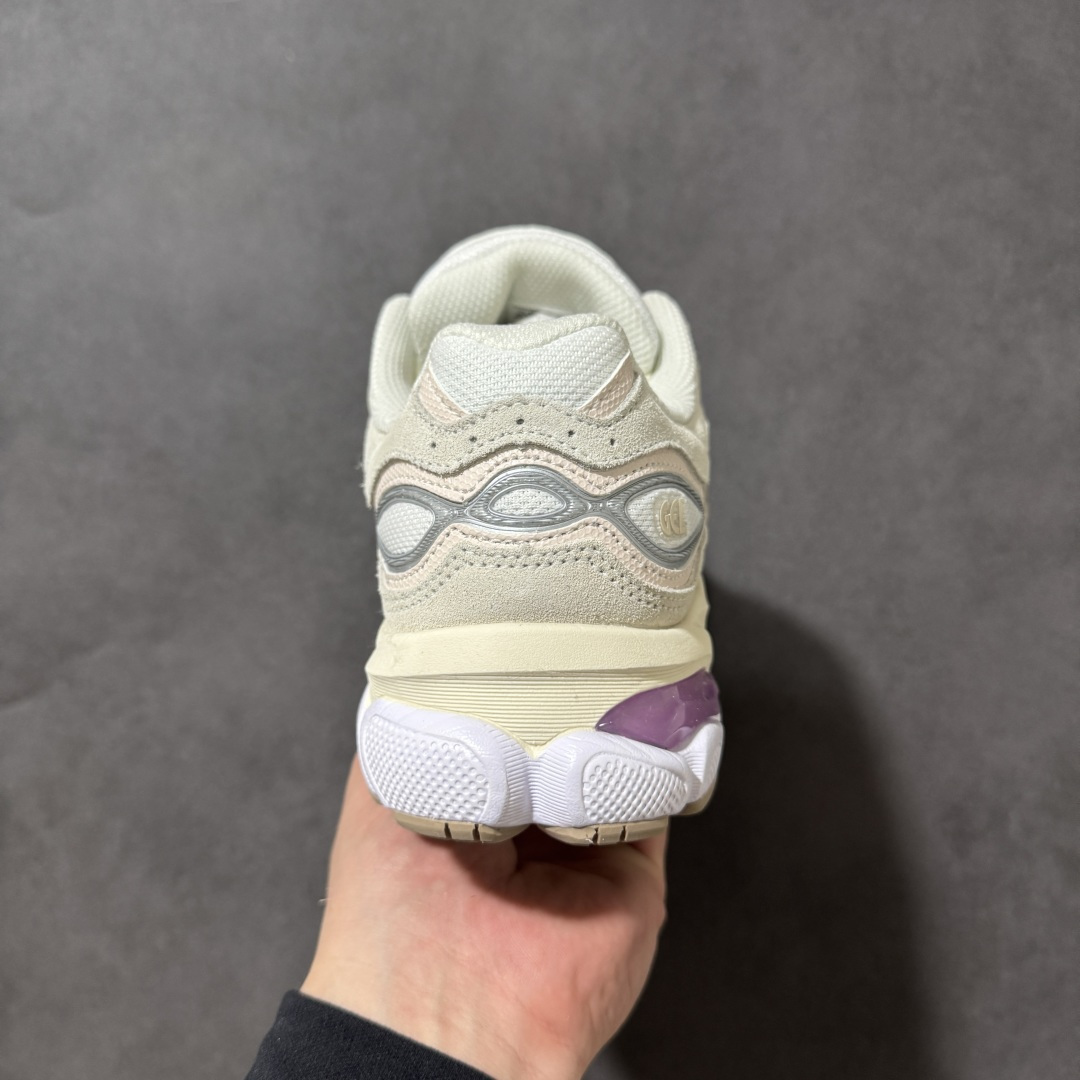 图片[4]-【公司级】Asics Gel-NYC 2.0亚瑟士运动休闲透气专业跑鞋 鞋面采用反绒皮与网布拼接 透气舒适兼具休闲时尚 结合简明的配色 展现品牌的传承 及引领复古流行的主题 虎爪造型的LOGO 鞋身稳定包裹系统 支撑鞋身 经典宽大鞋型配备防偏移设计 提升包裹性 穿着舒适 鞋面透气孔设计 提供透气性 货号： 1203A895-101 尺码：36 37 37.5 38 39 39.5 40 40.5 41.5 42 42.5 43.5 44 45 46-选品中心