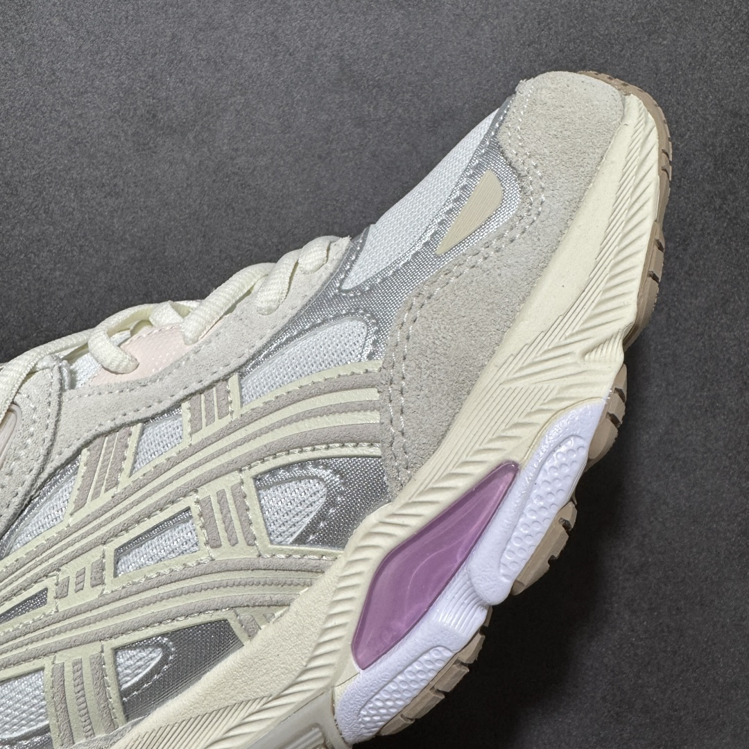 图片[5]-【公司级】Asics Gel-NYC 2.0亚瑟士运动休闲透气专业跑鞋 鞋面采用反绒皮与网布拼接 透气舒适兼具休闲时尚 结合简明的配色 展现品牌的传承 及引领复古流行的主题 虎爪造型的LOGO 鞋身稳定包裹系统 支撑鞋身 经典宽大鞋型配备防偏移设计 提升包裹性 穿着舒适 鞋面透气孔设计 提供透气性 货号： 1203A895-101 尺码：36 37 37.5 38 39 39.5 40 40.5 41.5 42 42.5 43.5 44 45 46-选品中心