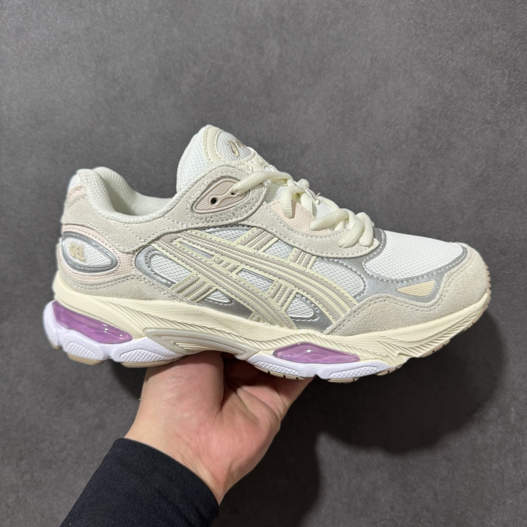 【公司级】Asics Gel-NYC 2.0亚瑟士运动休闲透气专业跑鞋 鞋面采用反绒皮与网布拼接 透气舒适兼具休闲时尚 结合简明的配色 展现品牌的传承 及引领复古流行的主题 虎爪造型的LOGO 鞋身稳定包裹系统 支撑鞋身 经典宽大鞋型配备防偏移设计 提升包裹性 穿着舒适 鞋面透气孔设计 提供透气性 货号： 1203A895-101 尺码：36 37 37.5 38 39 39.5 40 40.5 41.5 42 42.5 43.5 44 45 46-选品中心