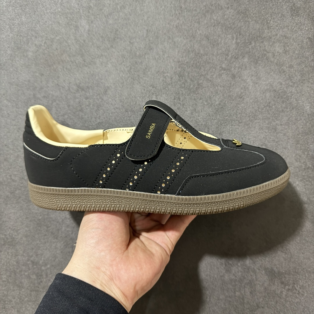 【公司级】Adidas Samba Jane 阿迪达斯 玛丽珍 懒人一脚蹬 采用皮革材质的设计融合了经典与现代元素 它采用了玛丽珍鞋的特色设计 如鞋面上的扣带和环扣装饰 同时保留了Samba鞋的经典三道杠设计和橡胶大底 这款鞋的鞋型修长 中足偏窄 整体贴合感强 适合标准脚型和宽脚型的人群‌ 货号： KJ3970 尺码： 36 36.5 37 38 38.5 39 40 40.5 41-选品中心