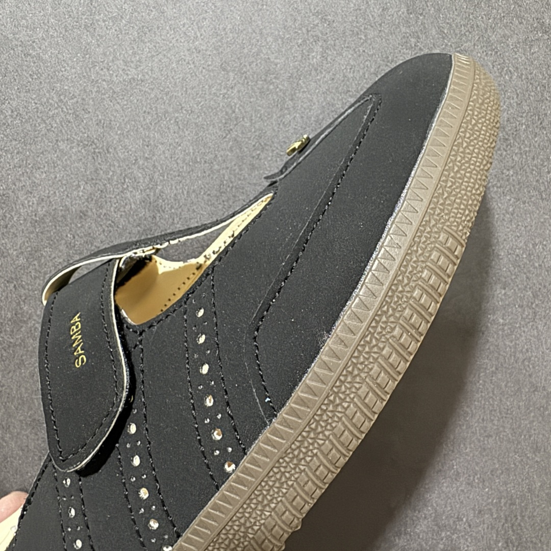 图片[5]-【公司级】Adidas Samba Jane 阿迪达斯 玛丽珍 懒人一脚蹬 采用皮革材质的设计融合了经典与现代元素 它采用了玛丽珍鞋的特色设计 如鞋面上的扣带和环扣装饰 同时保留了Samba鞋的经典三道杠设计和橡胶大底 这款鞋的鞋型修长 中足偏窄 整体贴合感强 适合标准脚型和宽脚型的人群‌ 货号： KJ3970 尺码： 36 36.5 37 38 38.5 39 40 40.5 41-选品中心